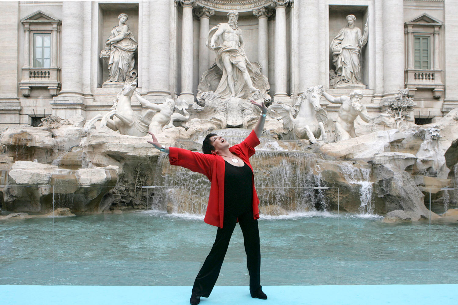 Миннелли известна своими романами (например, с Мартином Скорсезе и Михаилом Барышниковым) и побывала замужем четырежды. «Я явно была не в себе, когда выходила замуж», – шутит она про некоторые из своих браков. Самым долгим оказался третий, со скульптором Марком Гиро. Они прожили вместе примерно 13 лет и прошли через несколько выкидышей. «Невозможность стать матерью – это трагедия, от которой я не смогу оправиться никогда», – признавалась в интервью Лайза Миннелли. Из-за отсутствия собственных детей актриса занималась племянниками и крестниками. «Она крестная мать моих близнецов, которым сейчас по 50 лет, и она ни разу не пропустила ни одного дня рождения», – рассказывала ее подруга, актриса Миа Фэрроу несколько лет назад.