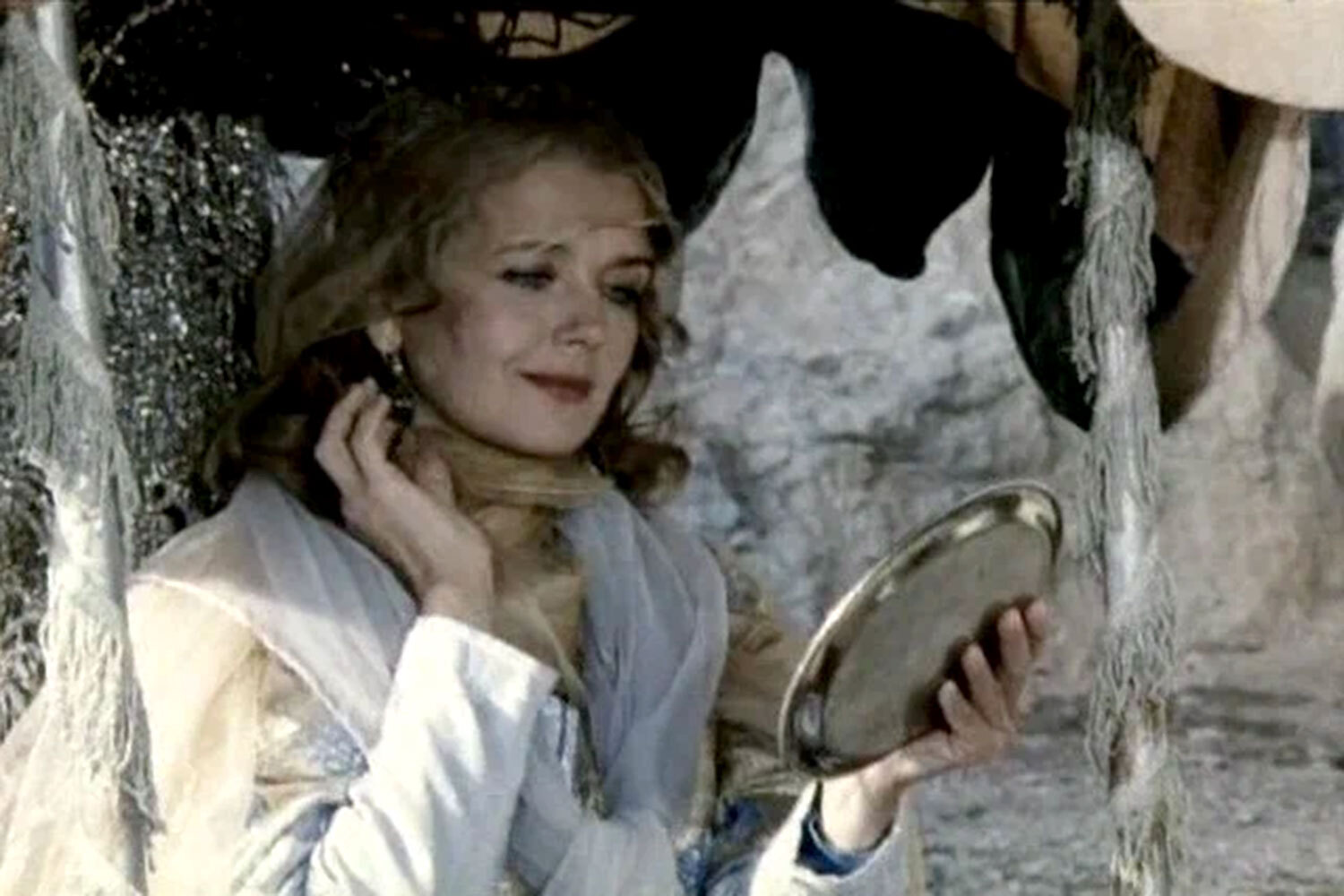 «Я не стараюсь быть везде, от многого отказываюсь. Вот Иосиф периодически со мной не разговаривает: "Ты никогда великой не будешь! Ты отказываешься от таких ролей!" Я говорю: "Я не хочу быть великой. Я хочу играть то, что хочу". Так что в нашем театре я бы договорилась, объяснила. И Иосиф бы понял. Что я ценю», – рассуждала Ирина Алферова в интервью ТАСС, говоря о балансе между работой в театре и съемками в фильмах. В 1990-х одним из самых заметных ее кинообразов стала наложница Алена в историческом мини-сериале «Ермак» (1996). Актриса также появлялась в телепередачах (например, была гостьей в игре «Маркиза») и снималась в клипах – у Александра Серова («Ты меня любишь») и Игоря Крутого («Хрустальный бокал»). 