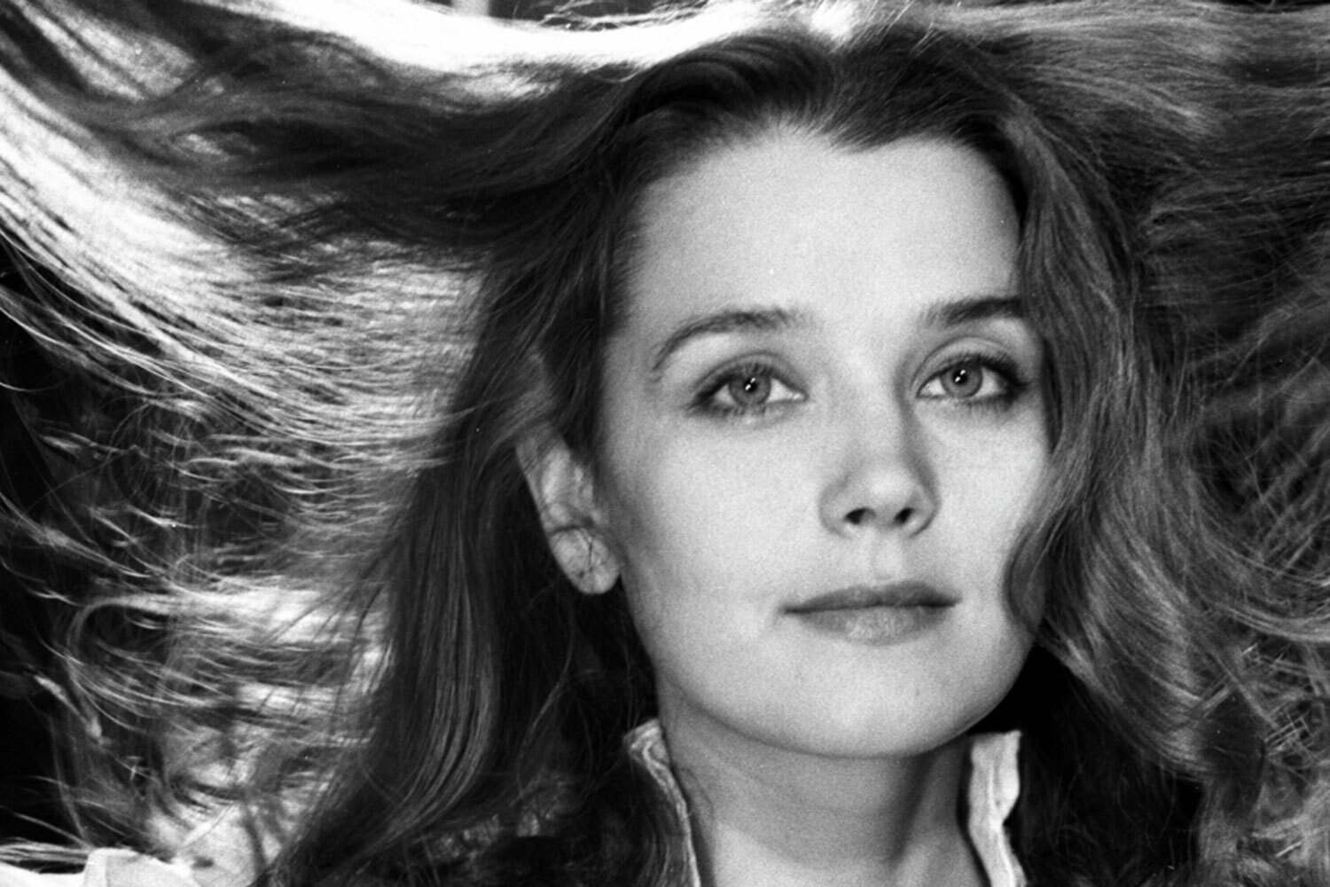 Ирина Алферова родилась 13 марта 1951 г. в Новосибирске. Ее родители прошли Великую Отечественную войну, а после работали адвокатами. Будущая звезда советского кино появилась на свет вопреки обстоятельствам: у пары уже была трехмесячная дочь, и они планировали прервать беременность. «Отец в это время был в командировке в глухой деревне, сел с другом за стол, и в дом вошли девочки-погодки. Посмотрел на них и что-то в сознании его перевернулось», – рассказывала спустя годы актриса. В итоге он отправил жене телеграмму с просьбой сохранить ребенка. «С тех пор все в моей жизни так – кто-то свыше мне помогает», – признавалась Алферова.