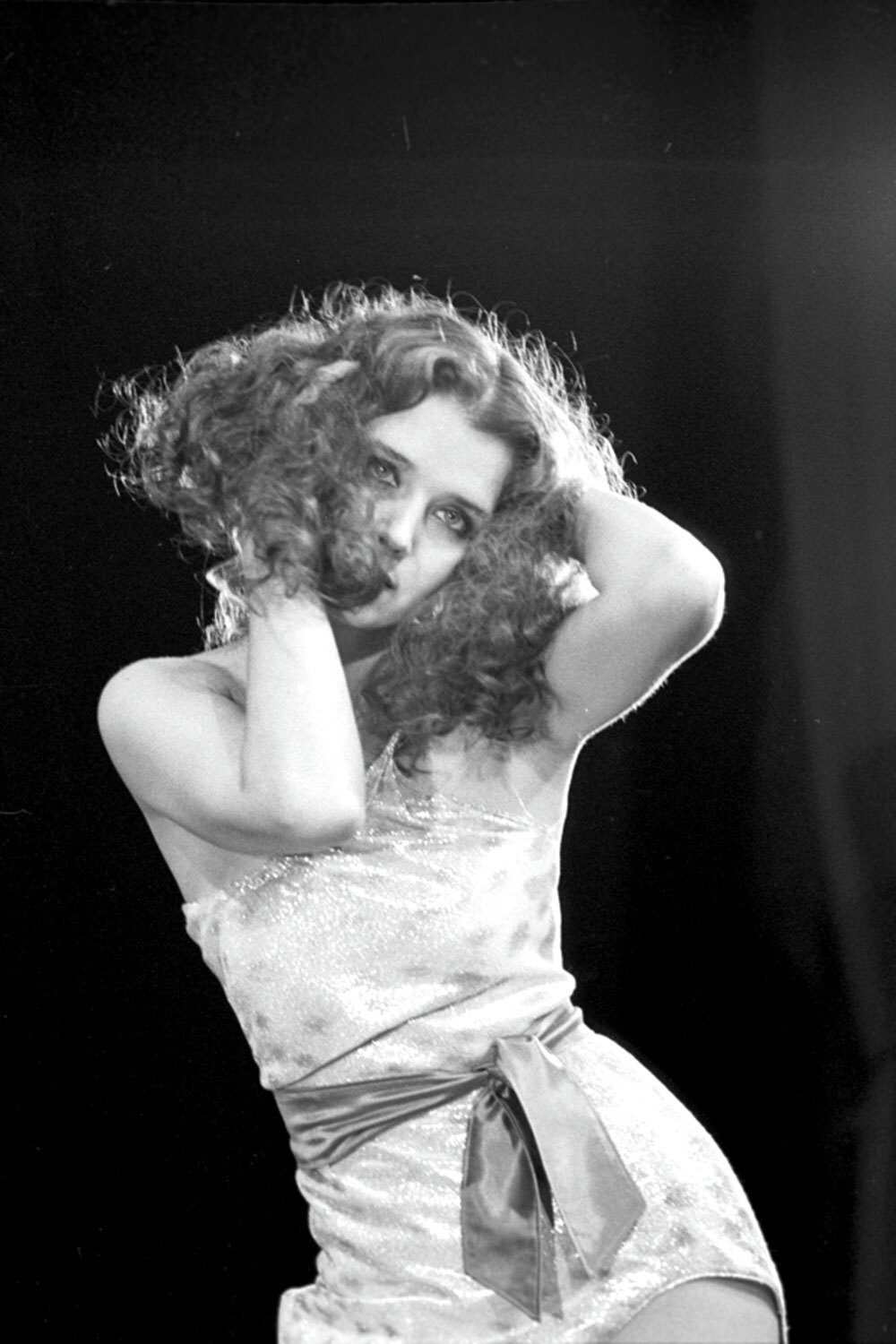 В школьные годы Алферова хорошо училась и активно участвовала в самодеятельности. В старших классах она посещала театральную студию при Доме ученых в новосибирском Академгородке. В 1968 г. там проходил конкурс красоты «Мисс Интеграл»: Алферову буквально вытащили на сцену из зала. Состязания были шутливыми – участницы играли в буриме, танцевали, осваивали дрессировку. В финале девушкам выдали по яблоку и предложили передать его той сопернице, которая кажется более достойной. Алферова съела свое яблоко сама – и завоевала титул «Мисс пресса». В Академгородке ей посоветовали ехать в Москву, чтобы стать настоящей актрисой.