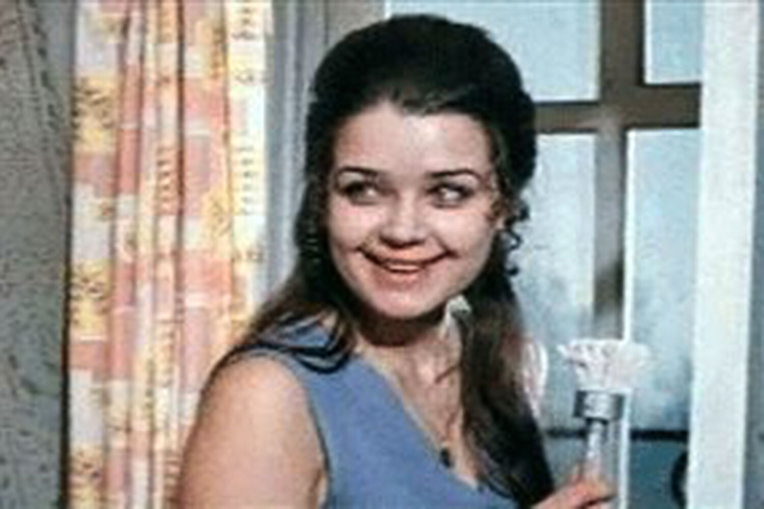 В 1968 г. Алферова окончила школу и отправилась в столицу поступать в ГИТИС по совету педагогов театральной студии. Девушку зачислили на курс режиссера, народного артиста РСФСР Владимира Дудина. Учеба давалась нелегко: на первом курсе будущая актриса тосковала по матери. Кинодебют Алферовой случился еще в студенчестве. В 1970 г. она исполнила эпизодическую роль в драме Эдуарда Бочарова «Серебряные трубы», а позднее появилась в комедийном детективе Наума Бирмана «Учитель пения» (1972).