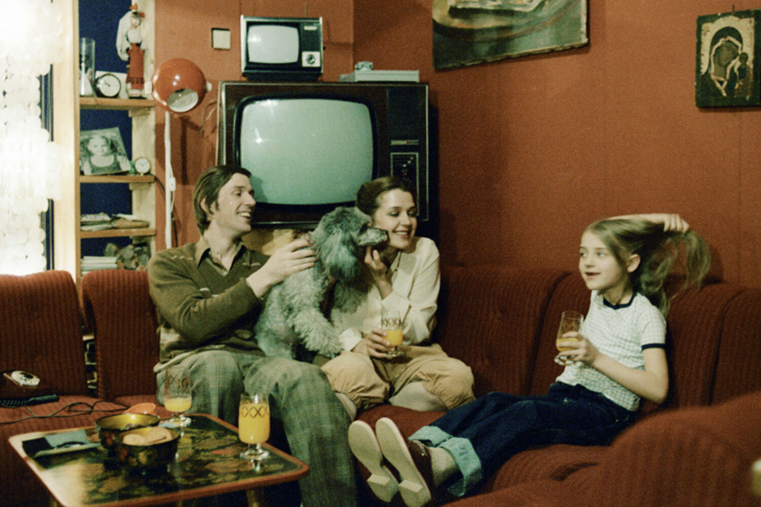 В театре «Ленком» Ирина Алферова познакомилась с Александром Абдуловым, в том же 1976 г. они поженились. Актер удочерил Ксению, дочь Алферовой от предыдущих отношений. Пара вместе участвовала в спектаклях и снималась в кино (например, в фильмах «С любимыми не расставайтесь» и «Предчувствие любви»). Их союз стал символом идеальной пары советского кино, хотя брак распался в 1993 г.