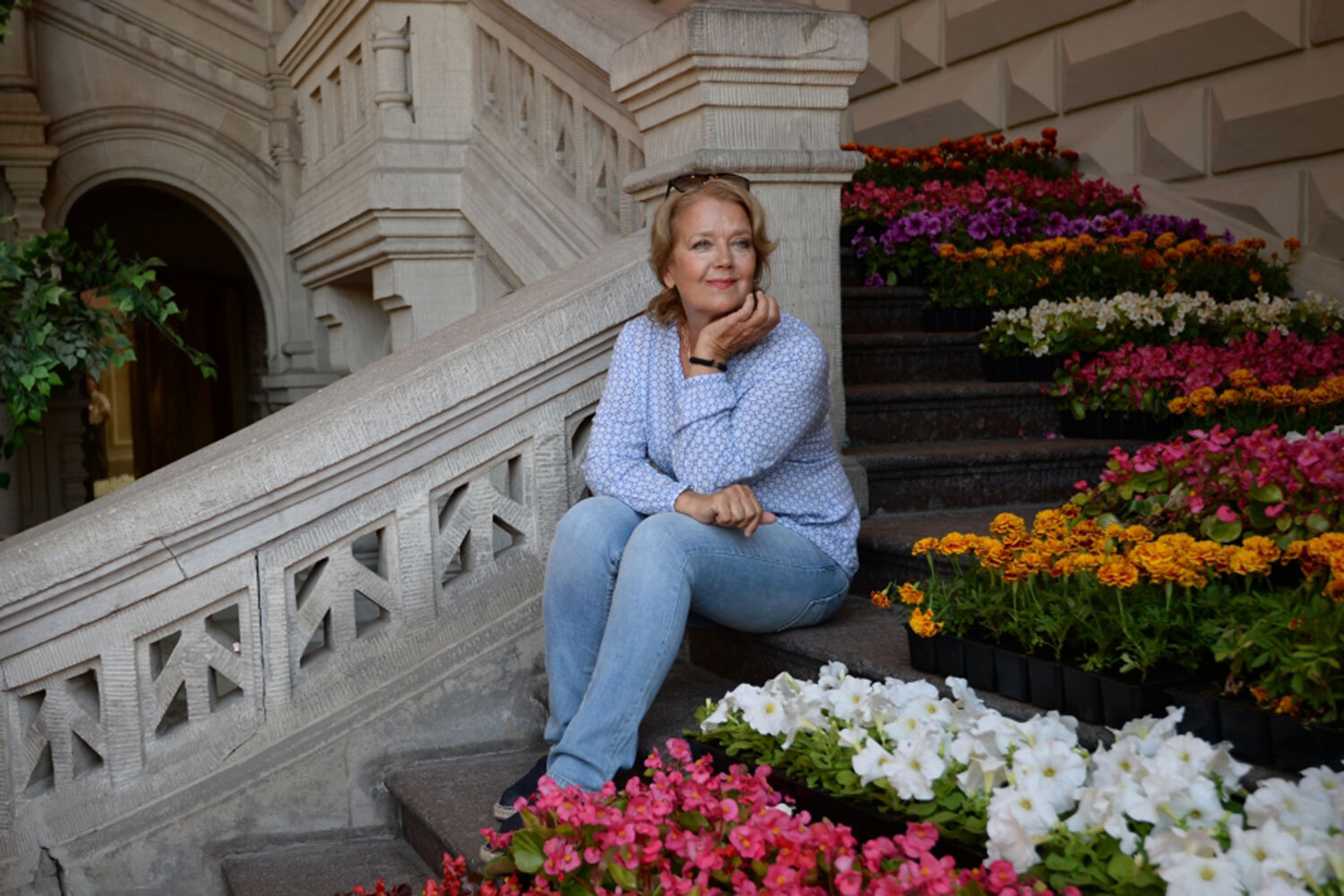 «Я выбрала старость. Это тоже не может нравиться, но другого выхода нет. Пытаюсь найти пьесы, которые подходят мне по возрасту», – говорила актриса накануне юбилея в 2016 г. Творчество Ирины Алферовой отмечено высокими наградами. В 1992 г. ей присвоили звание заслуженной артистки России, а в 2007 г. – народной. Актриса удостоена орденов Дружбы, Почета, а также болгарского «Самарского креста» за вклад в развитие духовных и культурных отношений России и Болгарии. Впрочем, Алферова признается: важнее всего – любовь зрителей.