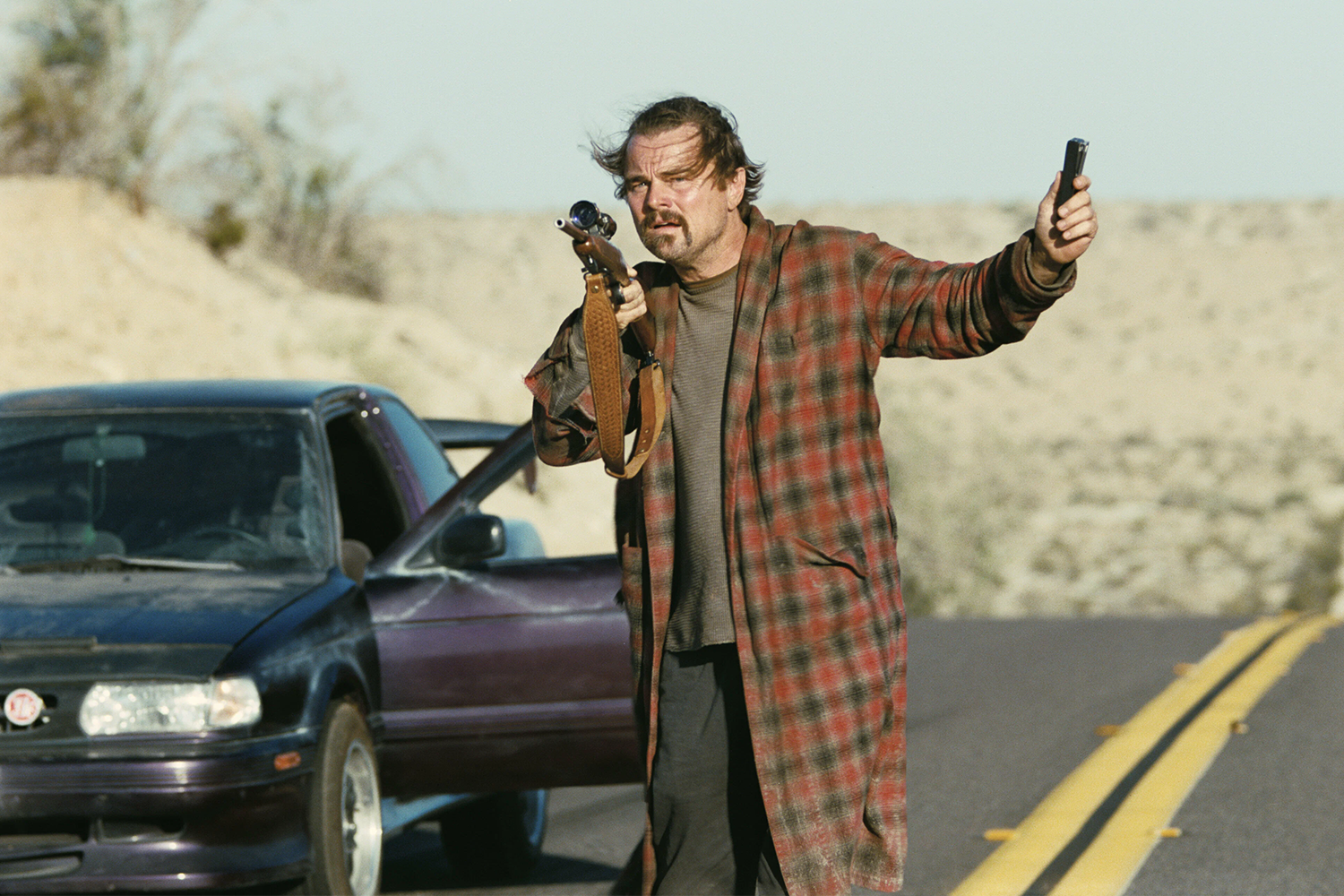 «Битва за битвой»Боевик Пола Томаса Андерсона с Леонардо Ди Каприо в главной роли, основанный на романе Томаса Пинчона «Вайнленд», рассказывает о Пэте Кэлхуне – бывшем члене леворадикальной группировки «Френч‑75», который вынужден скрываться после смертельного налета. 16 лет он живет под вымышленным именем, воспитывает дочь Уиллу (Чейз Инфинити) от одной из участниц движения Перфидии Беверли‑Хиллз (Тейяна Тейлор) и пытается оставить прошлое позади. Ситуация обостряется, когда их находит офицер Стивен Локджоу (Шон Пенн), который, возможно, является биологическим отцом Уиллы. Картина получила 13 номинаций, включая все ключевые актерские и режиссерские категории.