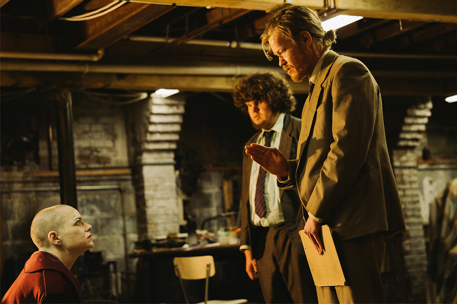 «Бугония»Греческий режиссер Йоргос Лантимос вновь объединился с Эммой Стоун в психологическом триллере, который является переосмыслением культового корейского фильма «Спасти зеленую планету!». Стоун играет Мишель Фуллер – генерального директора крупной биохимической компании «Ауксолит», похищенной фанатиком Тэдди Гатцем (Джесси Племонс). Тэдди, пасечник и сторонник теории заговора, убежден, что бизнесвумен – инопланетянка из расы андромедианцев, планирующая уничтожить человечество и уже ответственная за вымирание пчел. Работа выдвинута в четырех номинациях.