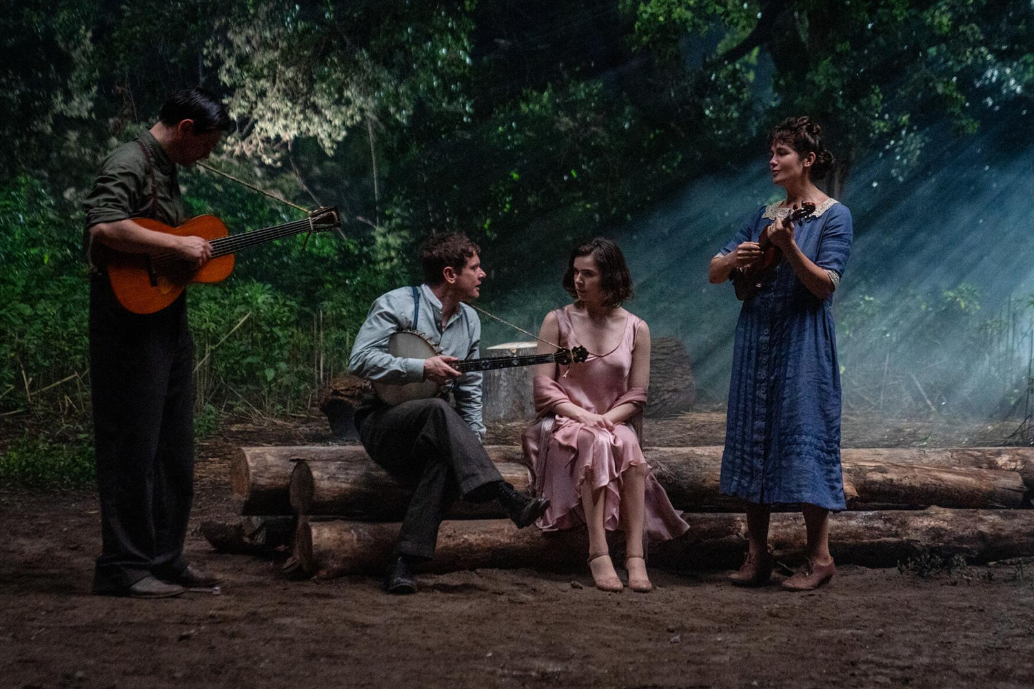 В Лос-Анджелесе 15 марта состоится 98-я церемония вручения наград Американской академии кинематографических искусств и наук «Оскар». Какие работы претендуют на звание лучшего фильма минувшего года – в галерее «Ведомостей».«Грешники» Вампирская драма Райана Куглера погружает зрителя в атмосферу американского Юга 1930‑х. В центре истории – братья‑близнецы Смок и Стэк (оба в исполнении Майкла Б. Джордана) – ветераны Первой мировой войны и бывшие гангстеры, которые возвращаются в родной город, чтобы открыть музыкальный бар для чернокожих рабочих (джук‑джойнт). На фоне расовой сегрегации и криминального прошлого героев их затея сталкивается с новой угрозой – появлением вампира. Хоррор собрал рекордные 16 номинаций и считается одним из фаворитов в технических категориях: за саундтрек, работу художника‑постановщика и визуальные эффекты.