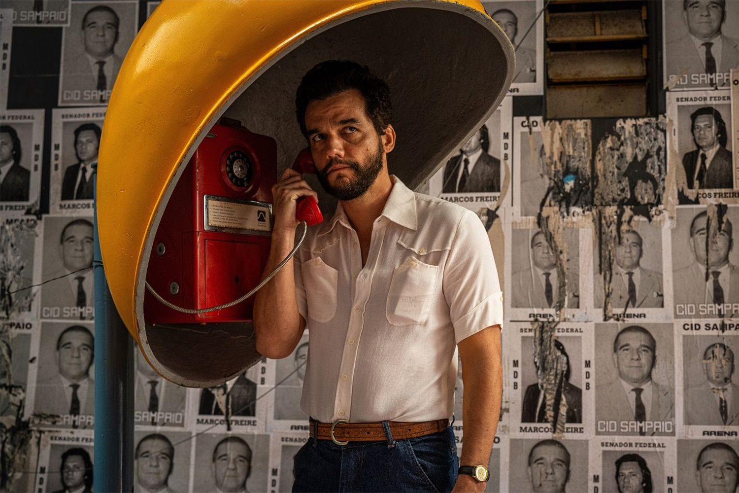 «Секретный агент»Действие политического триллера Клебера Мендонсы разворачивается в последние годы военной диктатуры в Бразилии. Бывший профессор и вдовец Арманду Солимойнс, преследуемый властями и крупным бизнесменом Энрике Гиротти, отправляется в Ресифи, где после смерти жены живет его маленький сын Фернандо. В городе герой скрывается под новым именем Марселу, устраивается на работу и параллельно пытается восстановить образ своей покойной матери. Одновременно за ним охотятся нанятые Гиротти киллеры, а лидер подпольной организации Эльза убеждает бежать из страны. Спустя десятилетия студентка‑историк Флавия изучает архивы и газетные вырезки, исследуя сеть сопротивления Эльзы. Она встречается с повзрослевшим Фернандо, который почти не помнит отца, но получает шанс заново взглянуть на семейную историю. Фильм претендует на четыре «Оскара».