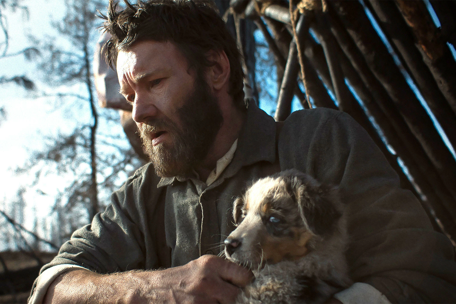 «Сны поездов»Драма режиссера Клинта Бентли показывает обратную сторону великих строек XX в. глазами простого рабочего. В центре сюжета – Роберт Грейниер (Джоэл Эдгертон) – лесоруб, который работает на прокладке железных дорог и колесит по США в 1930-е гг. Из‑за работы он подолгу не видит свою жену Глэдис (Фелисити Джонс) и дочь. Постепенно Роберт осознает, что он – часть огромной системы, которая использует людей как расходный материал. Фильм основан на одноименной повести Дениса Джонсона. Помимо номинации на «Лучший фильм» картина поборется за статуэтки в категориях «Лучший адаптированный сценарий», «Лучшая песня к фильму» и «Лучшая операторская работа».