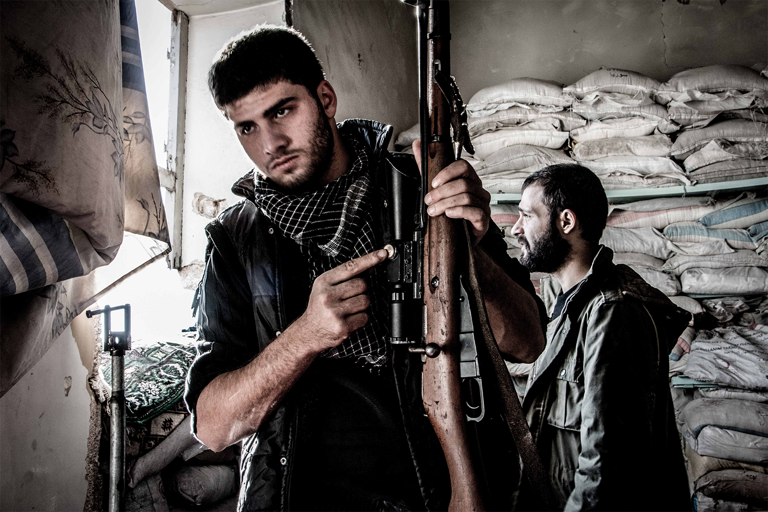 15 марта 2011 г. в Сирии начались массовые антиправительственные протесты, которые быстро переросли в гражданскую войну. Конфликт между вооруженной оппозицией и президентом Башаром Асадом затянулся почти на полтора десятка лет и унес жизни не менее 300 000 мирных жителей. Как началось кровавое противостояние в арабской республике – в галерее «Ведомостей».