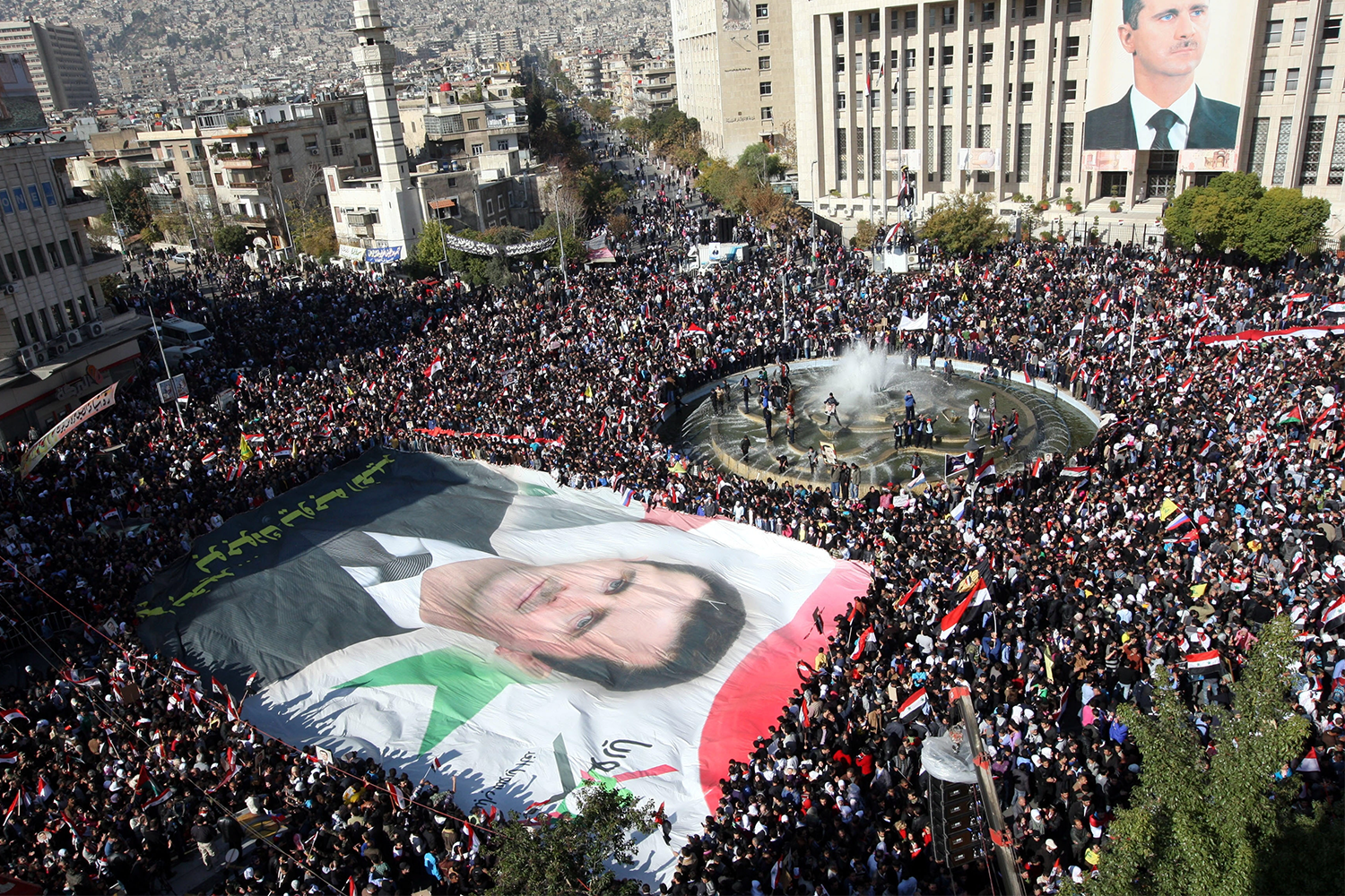 К началу Арабской весны Сирия четыре десятилетия находилась под контролем семьи Асадов. С 1970 г. республикой управлял бригадный генерал военно-воздушных сил Хафез Асад, пришедший к власти в результате череды переворотов, а с 2000 г. – его младший сын Башар Асад. Все это время в стране действовало чрезвычайное положение.