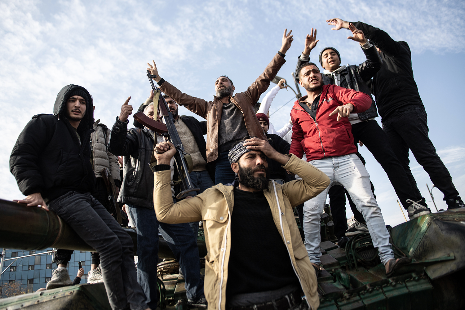 «Руководящей силой» государства являлась Партия арабского социалистического возрождения (Баас). Остальные политические организации выступали ее союзниками, легальной оппозиции в стране не было. Асады относились к алавитам – конфессиональному меньшинству (12% населения), которое за годы их правления «зацементировало» ключевые позиции в армии, спецслужбах и институтах власти, что усиливало раскол в обществе.