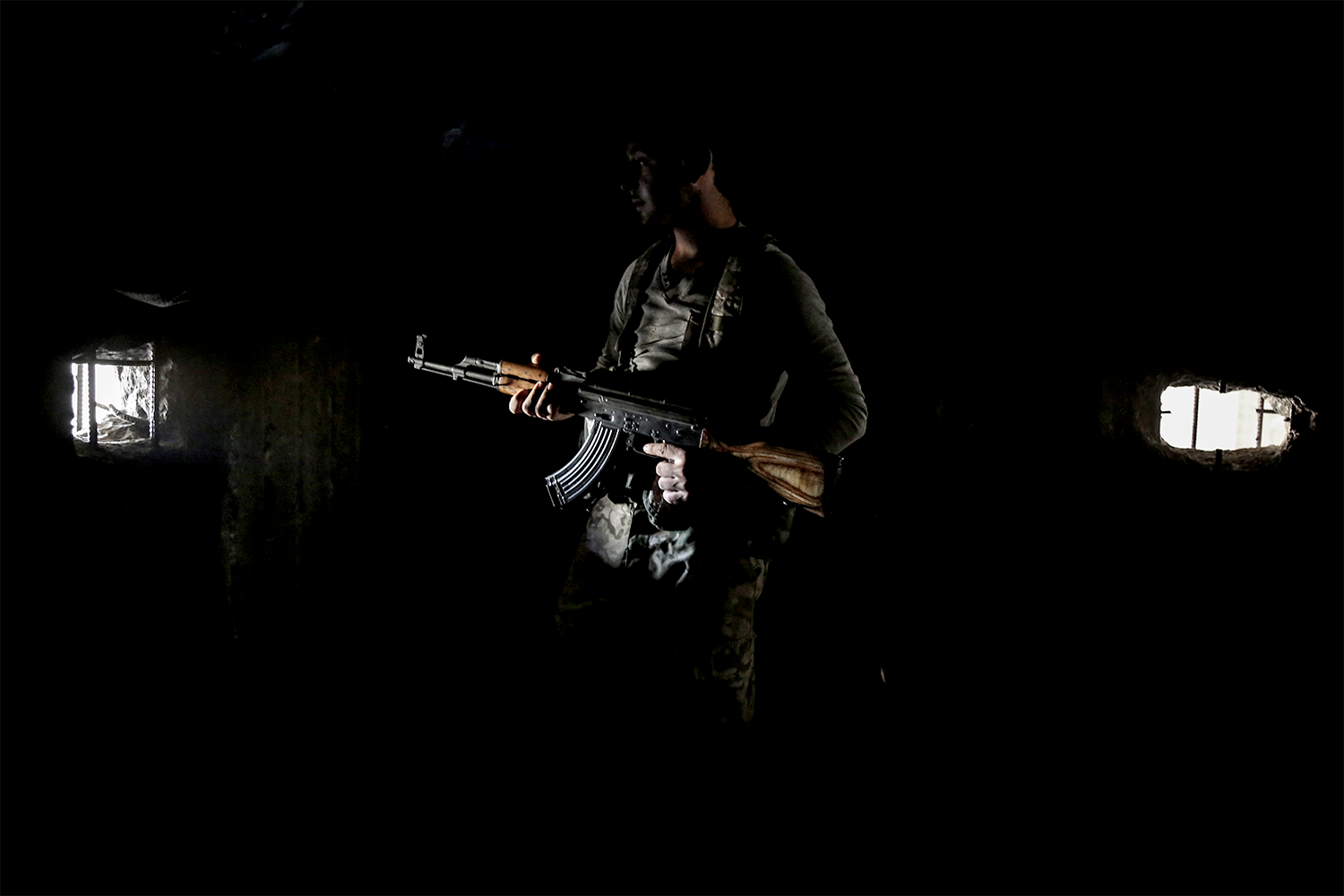 Первоначально боевые действия велись между правительственной армией и формированиями Свободной сирийской армии (ССА), которая была создана группой офицеров-дезертиров во главе с полковником Риядом аль-Асаадом. Впоследствии головной организацией оппозиции стал Сирийский национальный совет (СНС). Орган был сформирован в Стамбуле и включал представителей различных оппозиционных групп, в том числе организации «Братья-мусульмане» (организация признана террористической и запрещена в РФ), Ассирийской демократической организации, некоторых курдских диссидентов и независимых активистов.