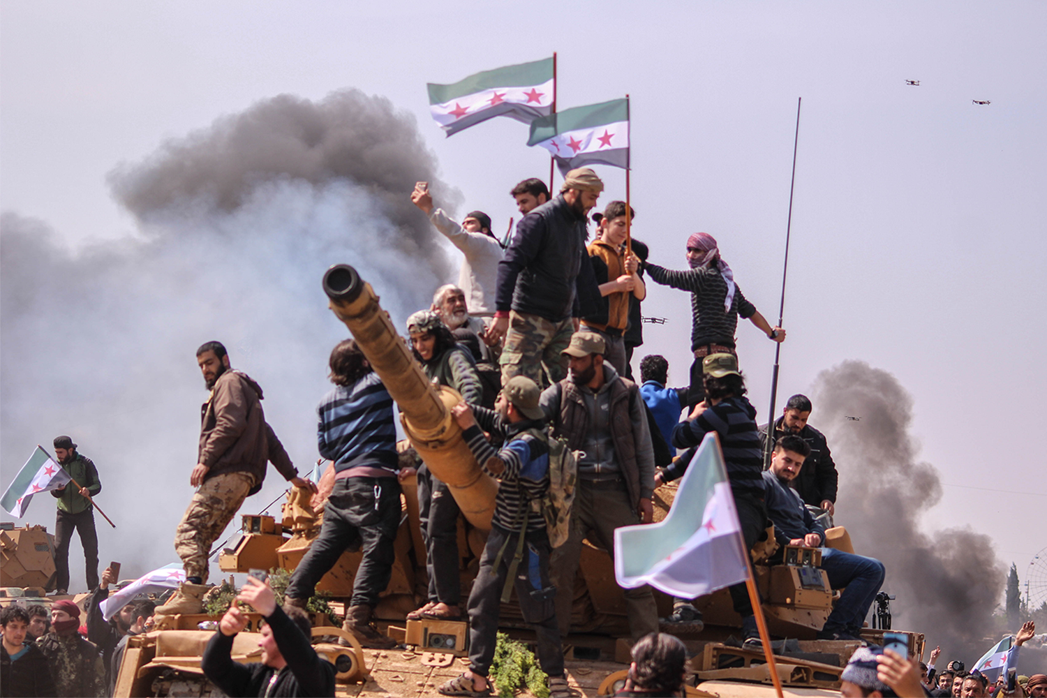 Несмотря на общенациональный характер конфликта, охватившего Сирию, режим Асада выстоял и обвала власти не произошло. Правительственные войска продолжали контролировать юго-запад страны, включая Дамаск, Латакию и отдельные районы Алеппо и Хомса. Вооруженная оппозиция наступала с севера.