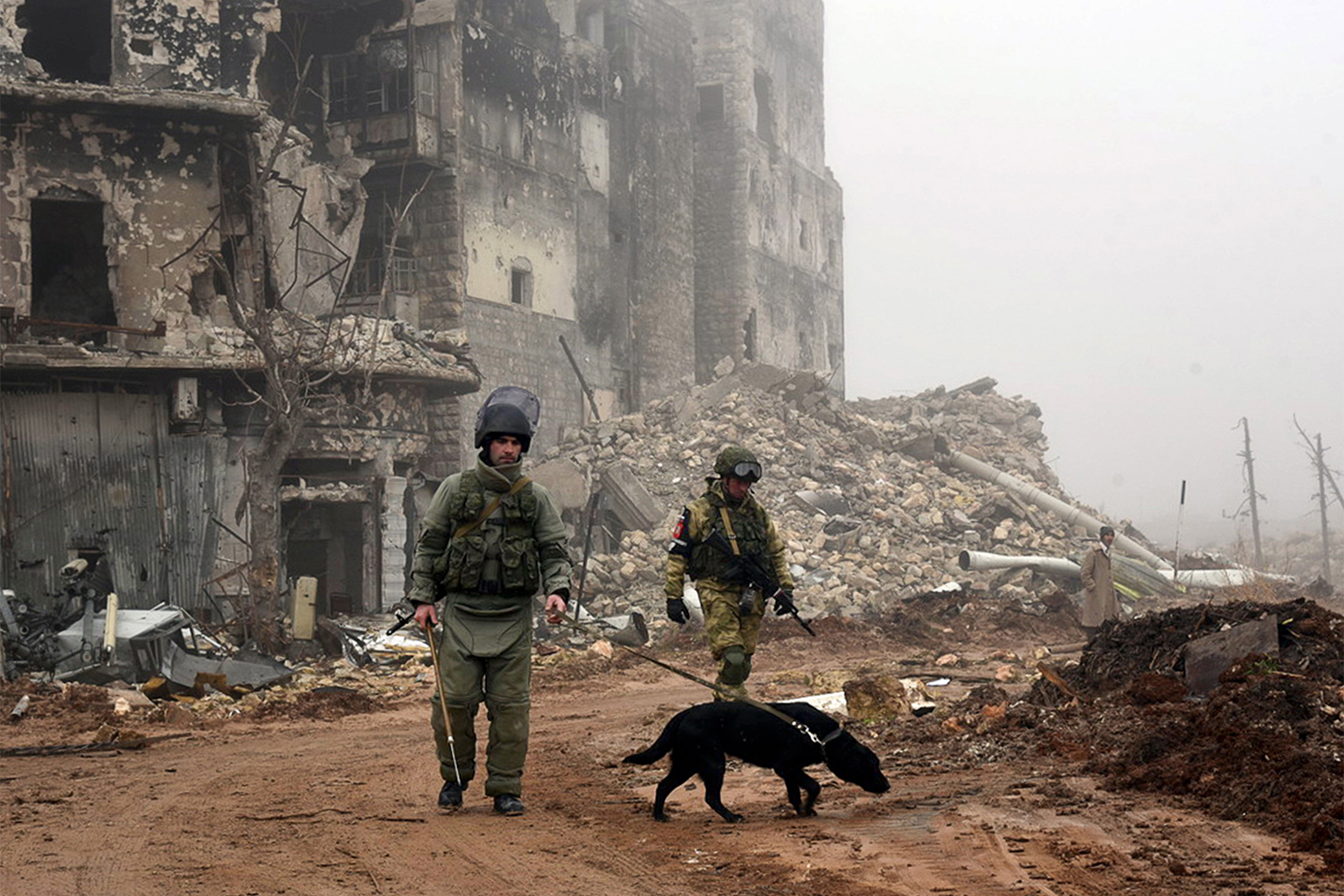 Стремительное наступление террористов стало поводом для военной интервенции США и их союзников в 2014 г., которые стали наносить авиаудары по занятым ими территориям. В сентябре 2015-го по просьбе Асада военную операцию в Сирии начали ВКС России.На фото: российские военнослужащие во время разминирования исторической цитадели древней крепости Алеппо.