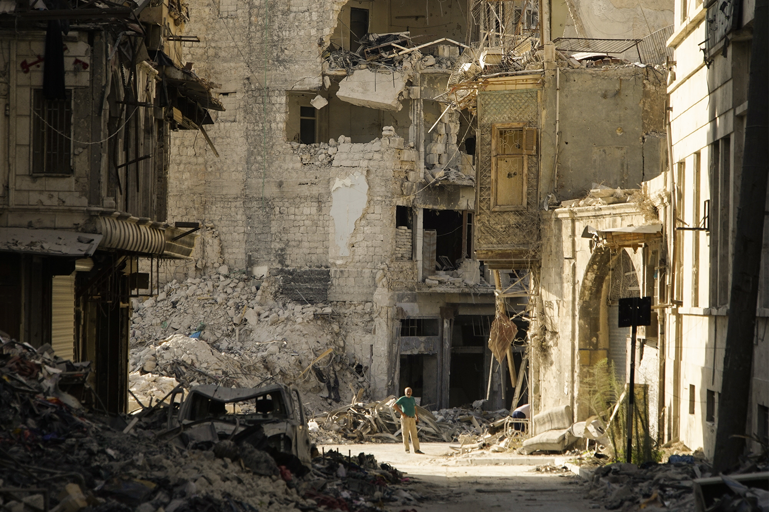 К 2013 г. наиболее радикальные исламистские группировки образовали «Исламский фронт». Одной из ключевых сил, действовавших против Асада, стала «Джебхат ан-Нусра» (организация признана террористической и запрещена в РФ) – сирийское отделение «Аль-Каиды» (организация признана террористической и запрещена в РФ). Также активно на позиции Асада наступало «Исламское государство» (организация признана террористической и запрещена в РФ), провозгласившее значительные территории Сирии и Ирака «исламским халифатом».