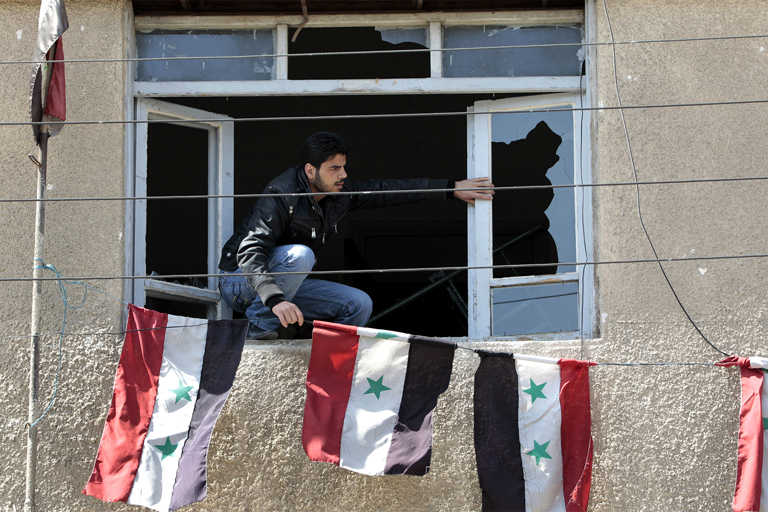 Эскалация была стремительной: вскоре властям пришлось задействовать регулярные войска для восстановления контроля над рядом охваченных протестами городов. 29 марта правительство Сирии ушло в отставку, Асад извинился перед родственниками погибших и отменил режим ЧП, однако волну насилия это не остановило.