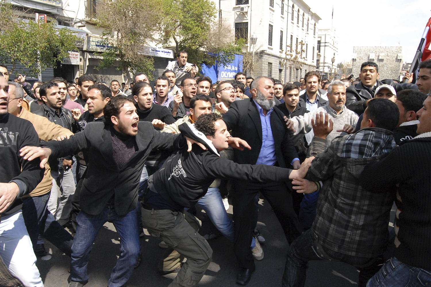 15 марта, в так называемый День гнева, на улицы Дамаска, Алеппо, Дейр-эз-Зора и многих городов вышли тысячи человек. Как и во время других выступлений Арабской весны, акция координировалась через социальные сети.