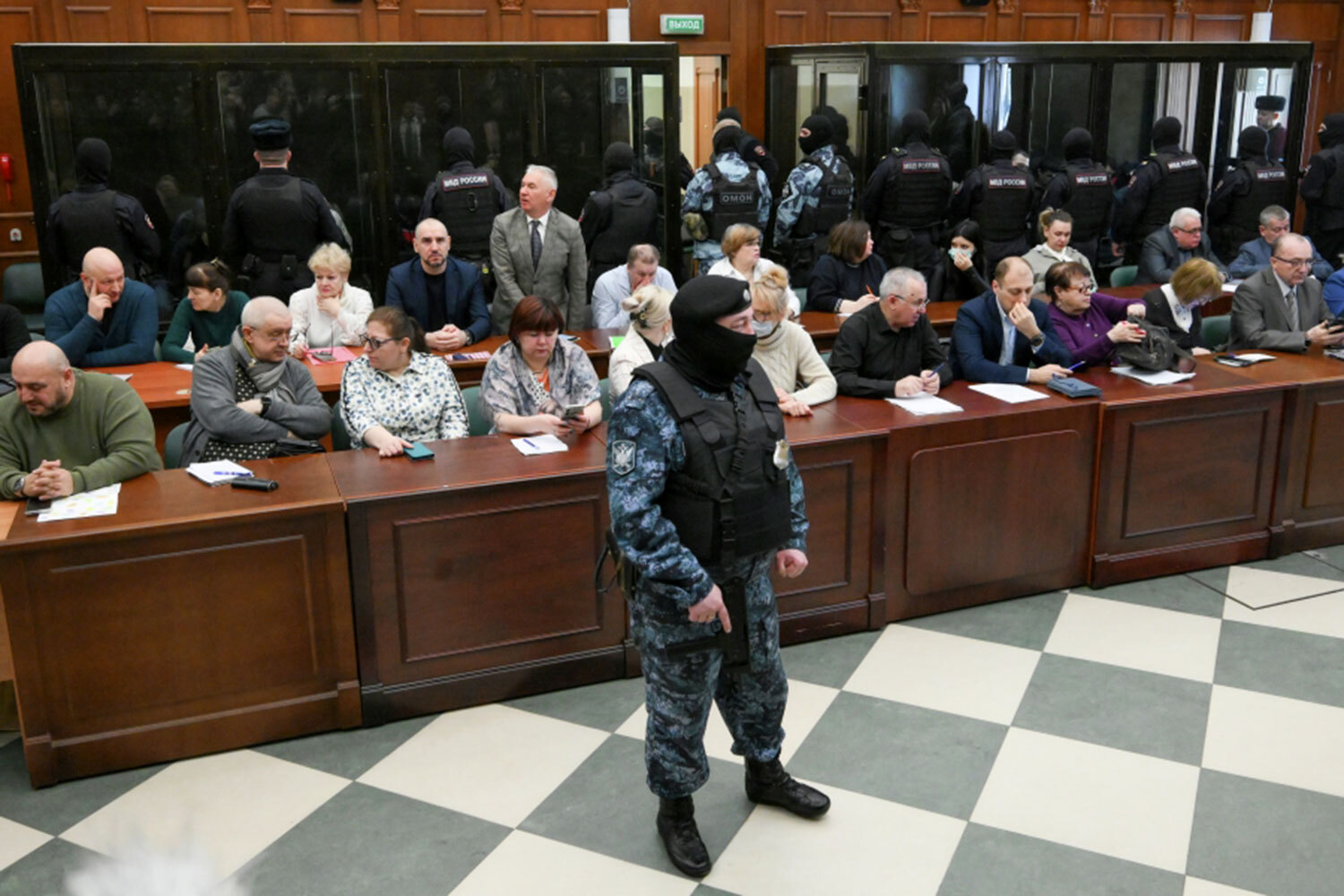 Второй Западный окружной военный суд 12 марта приговорил к пожизненному заключению четырех непосредственных исполнителей теракта в «Крокус сити холле», жертвами которого стали 149 человек (еще один числится пропавшим без вести). 11 пособников террористов также проведут за решеткой остаток жизни, еще четверо получили от 19 до 22 лет заключения. Как проходило вынесение приговора – в галерее «Ведомостей».