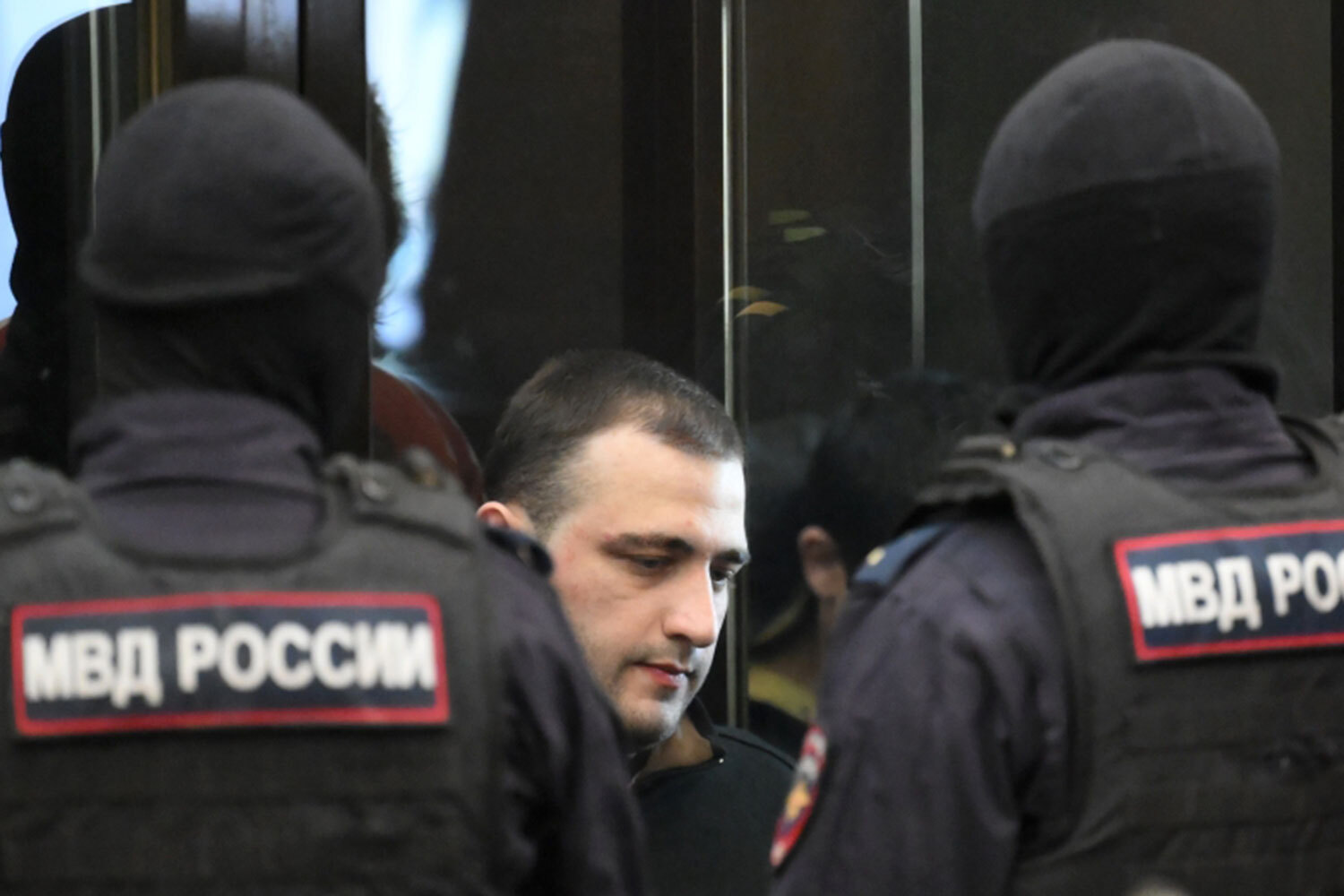 11 пособников – Умеджон и Мустаким Солиевы, Шахромджон Гадоев, Зубайдулло Исмоилов, Хусейн Хамидов, Мухаммад Шарипзода, Якубджони Юсуфзода, Назримад Лутфуллои, Джумахон Курбонов, Хусен Медов и Джабраил Аушев – тоже получили пожизненные сроки. На фото: обвиняемый в зале Апелляционного корпуса Московского городского суда, где проходило оглашение приговора.