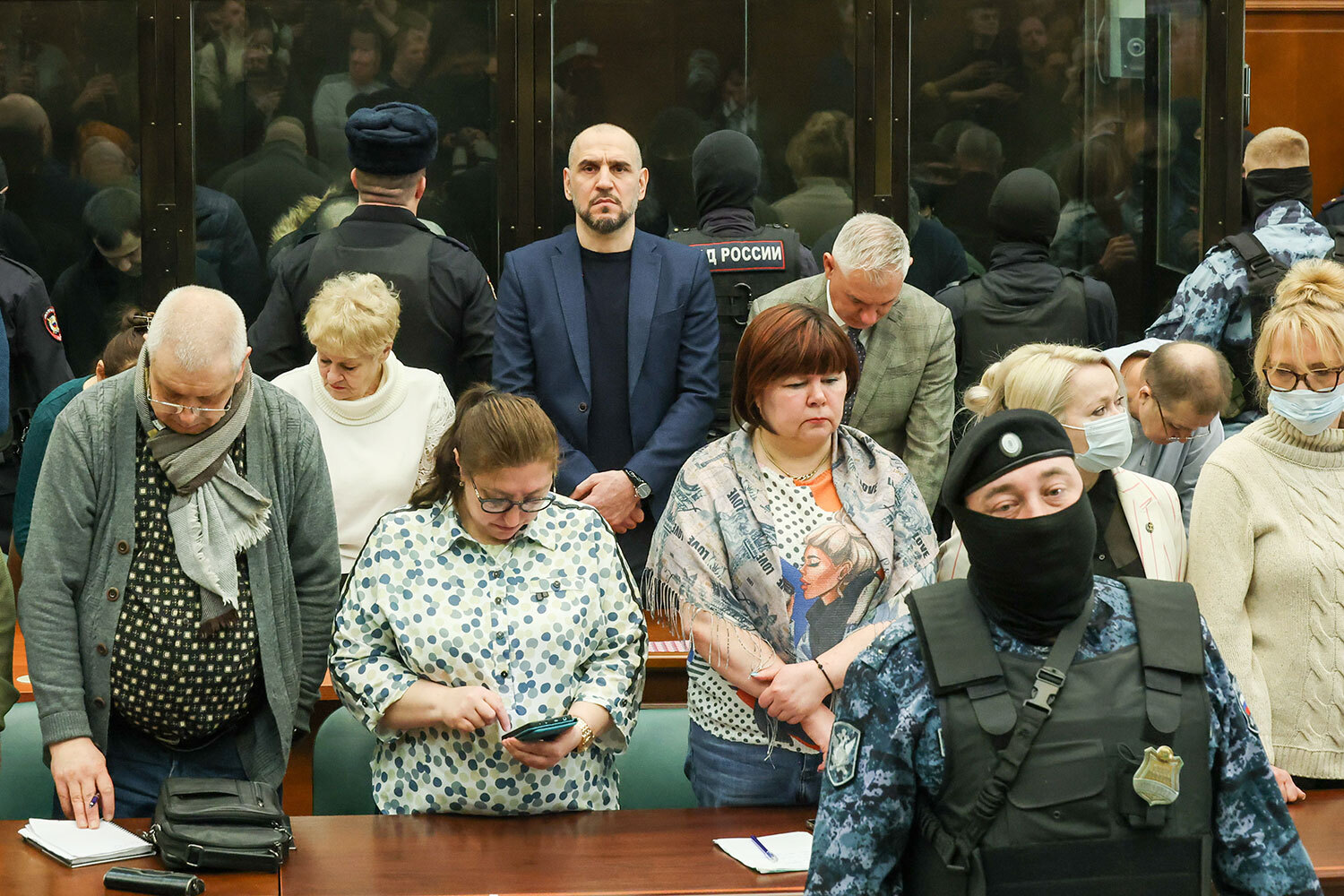 Осуществившие нападение на концертный зал Шамсидин Фаридун (выступал лидером террористической группы), Далерджон Мирзоев, Мухаммадсобир Файзов и Саидакрам Муродали Рачабализод проведут первые 16-18 лет в тюрьме, после чего будут переведены в колонию особого режима.На фото: обстановка в зале суда во время оглашения приговора.