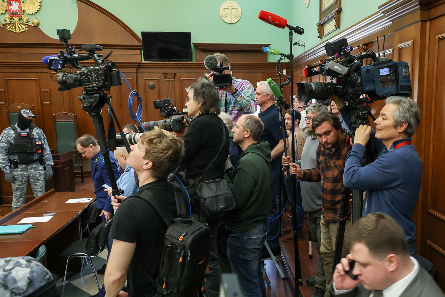 Они признаны виновными в содействии террористической деятельности и участии в террористической организации. Обвиняемые финансировали группировку, предоставляли исполнителям жилье и транспорт, а также помогали в сокрытии следов преступления.На фото: журналисты во время оглашения приговора.