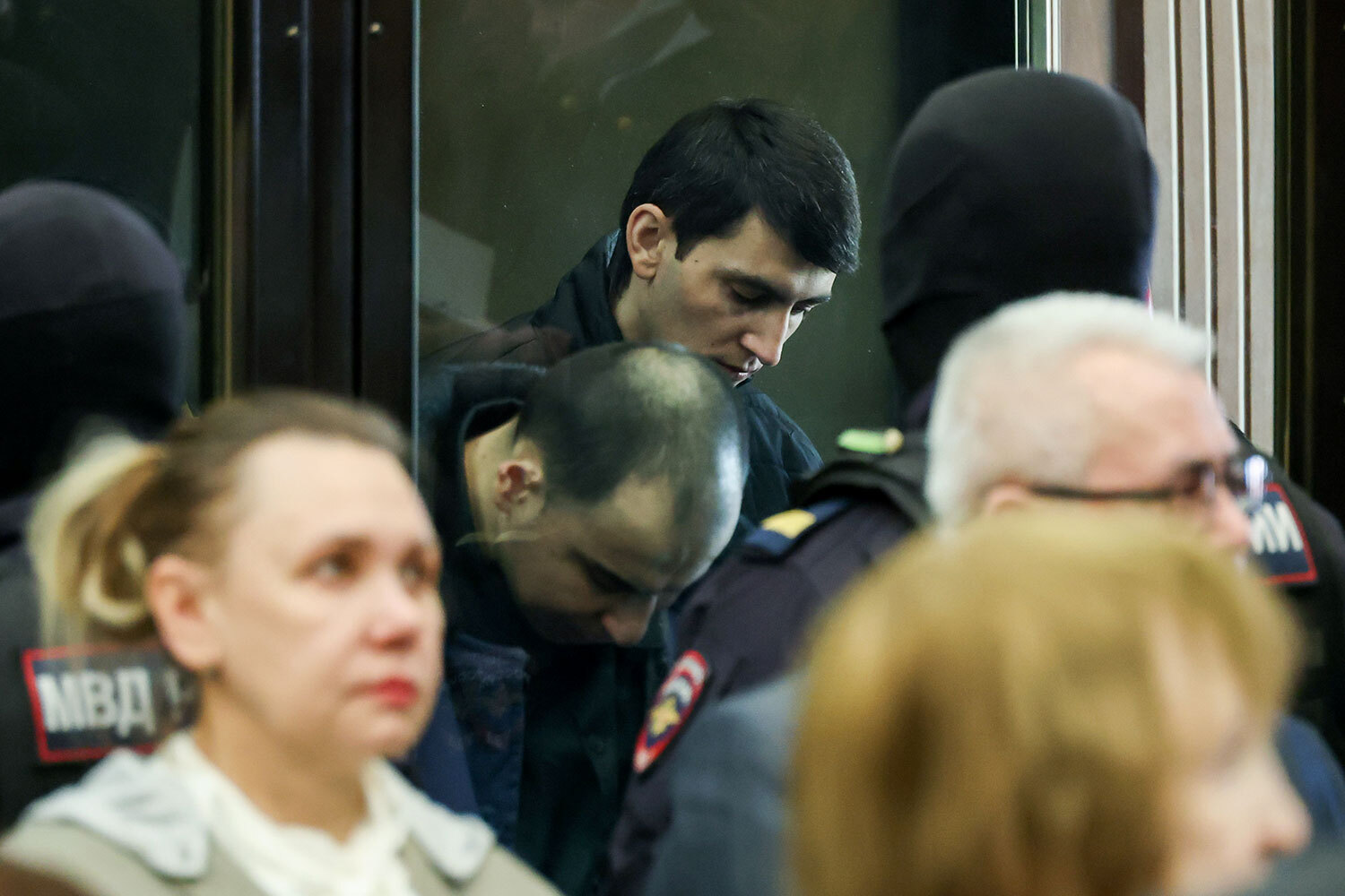 Предоставлявшие террористам квартиру и авто Исроил, Диловар и Аминчон Исломовы, а также Алишер Касимов, продавший им белый «Рено Логан», получили от 19 лет 11 месяцев до 22 лет 6 месяцев лишения свободы. Первые семь лет они проведут в тюрьме, остаток – в колонии строгого режима.На фото: оглашение приговора по делу о теракте в «Крокус сити холле».