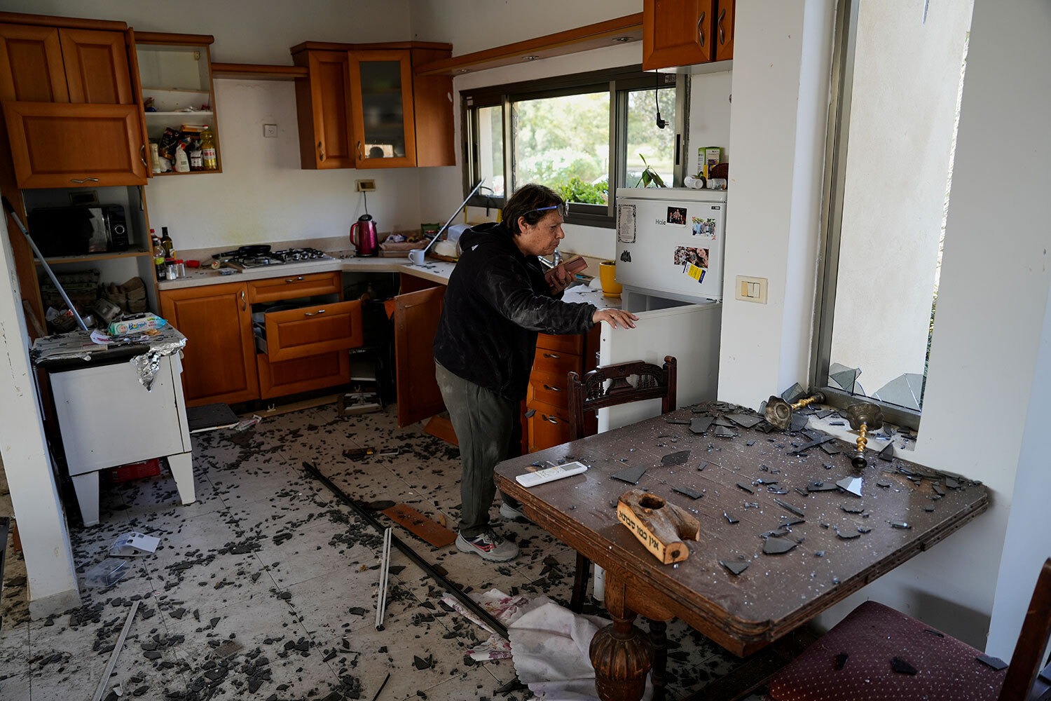 Начальник генерального штаба Армии обороны Израиля Эяль Замир приказал перебросить бригаду «Голани» из сектора Газа на север – к границе с Ливаном. По его словам, были поражены более двух десятков объектов на территории соседней страны.На фото: обстановка в доме на севере Израиля.