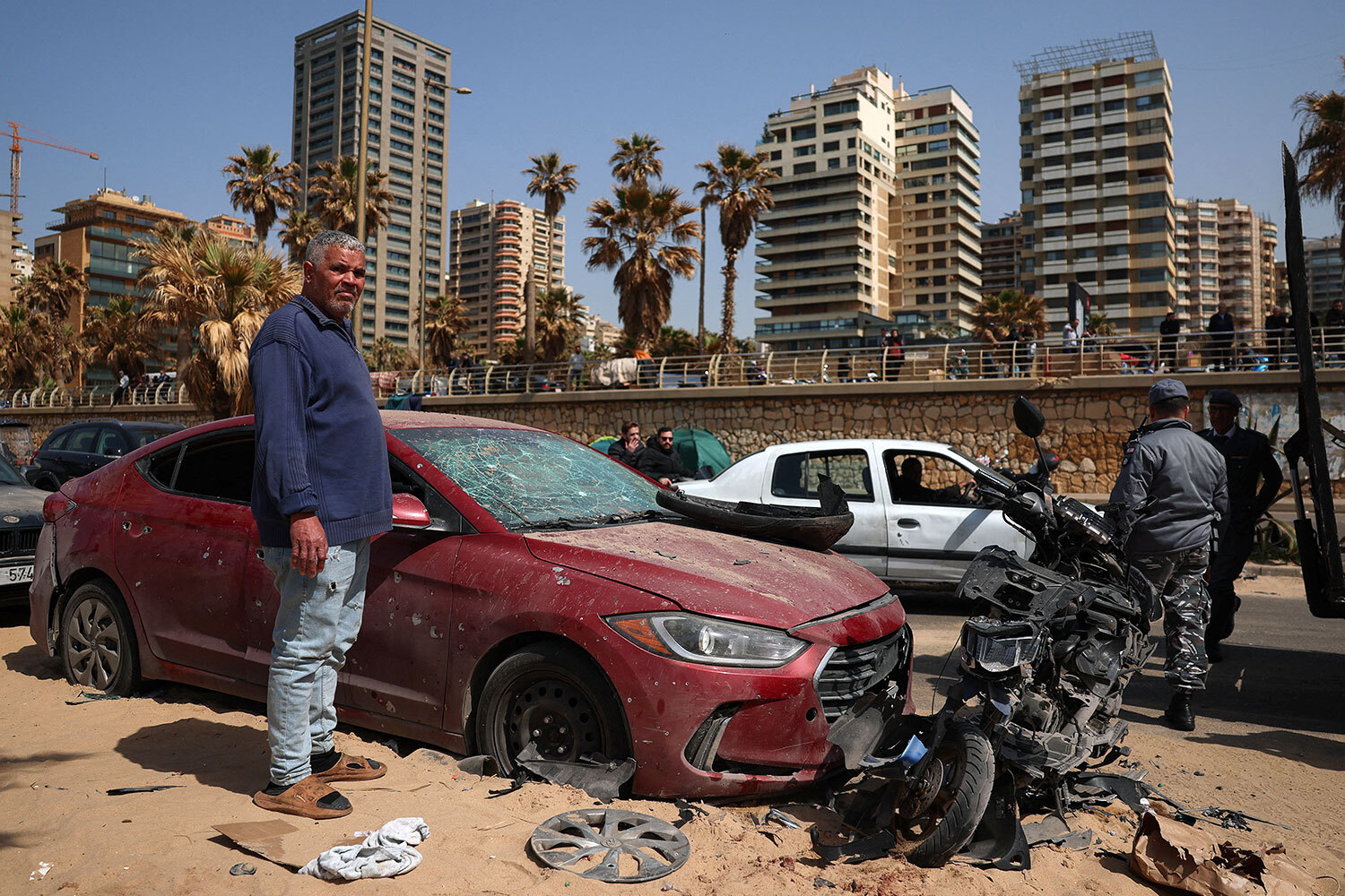 Как отмечает The Guardian, Израиль нанес удар по району Рамлет-эль-Байда (на фото) в центре Бейрута – по набережной, где в последние дни ночевали многие семьи, вынужденные покинуть свои дома.