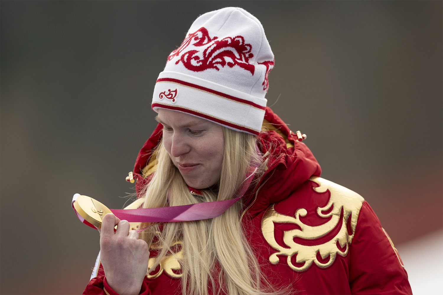 Первое золото России принесла горнолыжница Варвара Ворончихина. В честь ее победы в супергиганте с результатом 1:15.6* на Паралимпиаде впервые за 12 лет подняли триколор и исполнили российский гимн. «Это золото я посвящаю своему дедушке, который, к сожалению, не смог дождаться и увидеть мою победу (надеялась сделать это раньше, в Пекине) и всей нашей стране. Не могу дождаться и поверить, что будет звучать наш гимн», – сказала Ворончихина после знаковой победы в Кортина-д’Ампеццо. В копилке Ворончихиной еще одно золото в слаломе (1:26.95), серебро в гигантском слаломе (2:25.26) и бронза в скоростном спуске (1:24.47). Она соревновалась в классе LW6/8-2 (поражение части руки).* Здесь и далее время обозначается как минуты, секунды. доли секунды.