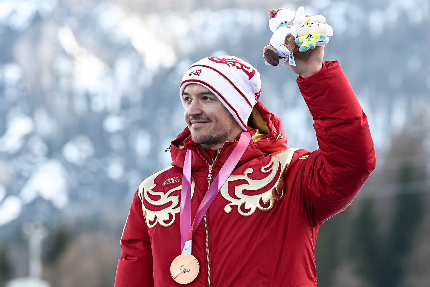 «[Когда выступаешь за Россию], такое чувство, что за тобой стоит целая гора… Большая страна. Нам трудности и проблемы нипочем… Мне столько людей пишут и звонят, это невероятно», – говорил в интервью горнолыжник Алексей Бугаев. В Италию он приехал самым титулованным членом российской сборной: трехкратным паралимпийским чемпионом Сочи-2014 и Пхёнчхана–2018. На Играх-2026 Бугаев завоевал еще одно золото в слаломе (1:28.55) и две бронзы – в гигантском слаломе (2:11.14) и в скоростном спуске (1:18.94). Как и Ворончихина, он выступает в классе LW6/8-2 (поражение части руки). При этом в Италии горнолыжники-паралимпийцы проходят те же трассы, что олимпийцы, то есть без изменений и упрощений.