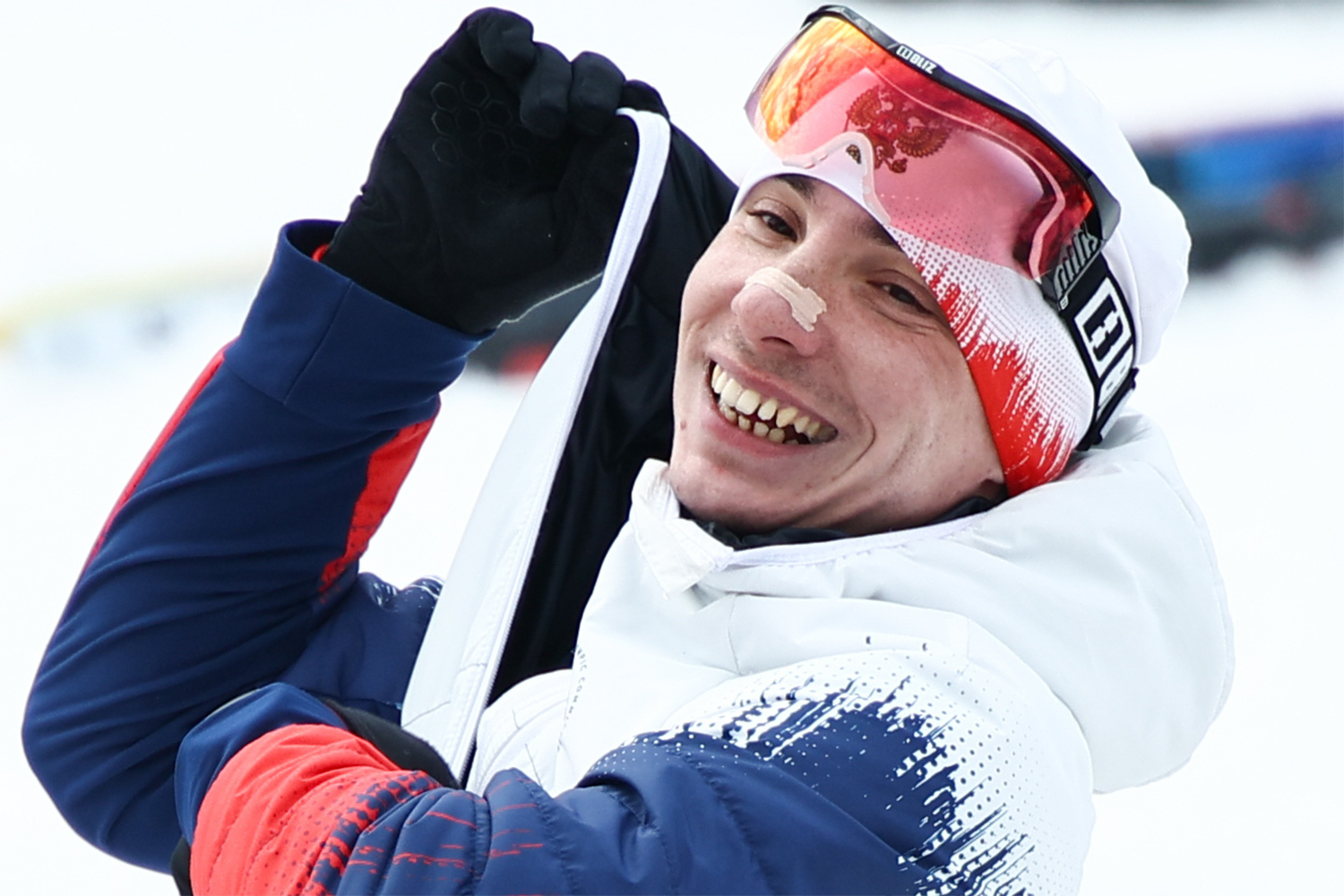 Еще два золота выиграл лыжник Иван Голубков, финишировав в гонке на 10 км с раздельным стартом с результатом 24:5.8 и на 20 км сидя с 51:47.3. «Тренируюсь 20 лет, и теперь сбудется моя мечта – в мою честь будет звучать российский гимн», – поделился Голубков со СМИ после первой дистанции. Спортсмен выступает в тяжелейшем сидячем классе LW11.5 (поражения нижних конечностей и туловища), то есть проходит трассы в основном за счет силы рук, плеч и спины.