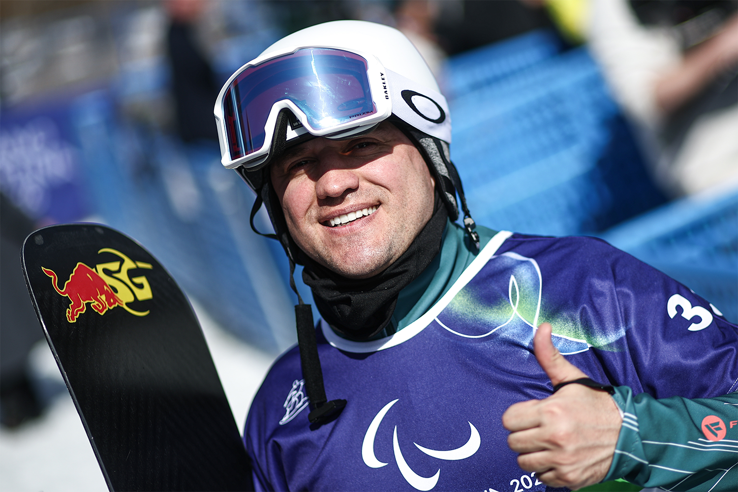 Сноубордист Дмитрий Фадеев в Италии не смог пробиться в полуфинал сноуборд-кросса, но в банкед-слаломе финишировал 12-м. По итогам двух попыток его результат составил 1:10.96. Фадеев профессионально занимается спортом всего четыре года (начал только после ампутации) и выступает в классе SB-LL1 (значительные поражения одной ноги). «Мы впервые на таком мероприятии…. Но те, кто мне писал и звонил, понимали, на чем строится результат, [и их комментарии не помешали] выложиться на максимум», – рассказывал после финиша Фадеев.