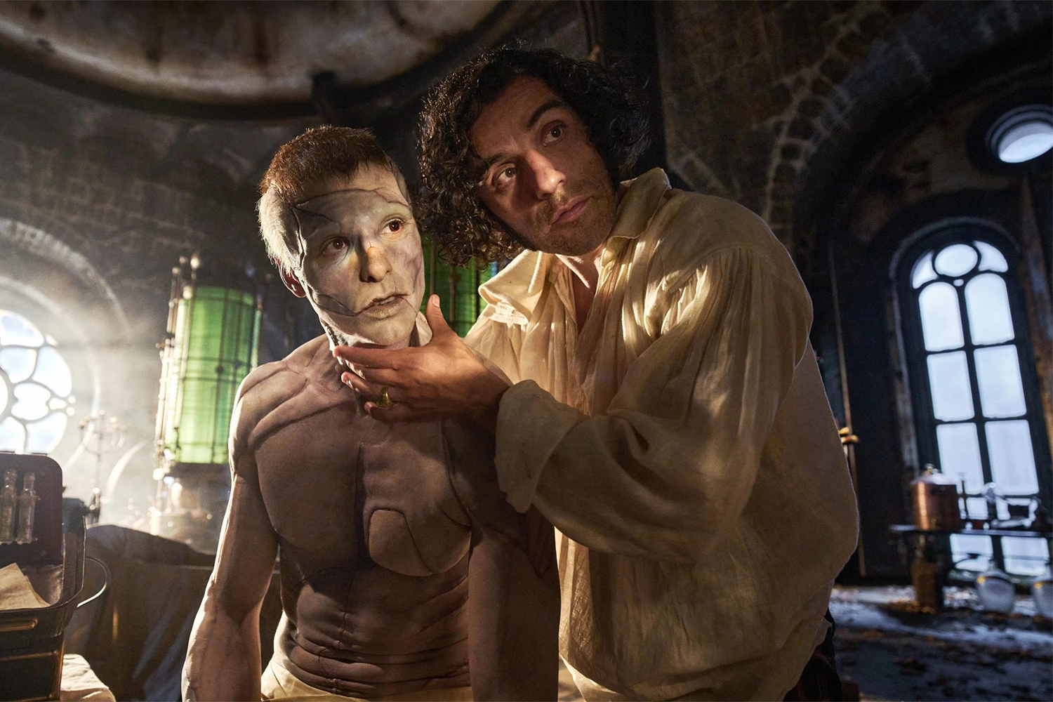 «Франкенштейн»Готическая драма Гильермо дель Торо переосмысливает классический роман Мэри Шелли. Молодой ученый Виктор Франкенштейн (Оскар Айзек) создает живое существо (Эндрю Гарфилд) из мертвой материи, пытаясь победить смерть. Но, испугавшись уродства своего творения, он отрекается от него. Противостояние создателя и Чудовища заканчивается трагической гибелью обоих. Визуальный стиль картины сочетает мрачную эстетику викторианской эпохи с фирменными элементами режиссерского почерка дель Торо. Фильм удостоился девяти номинаций, в том числе за лучшую режиссуру и грим.