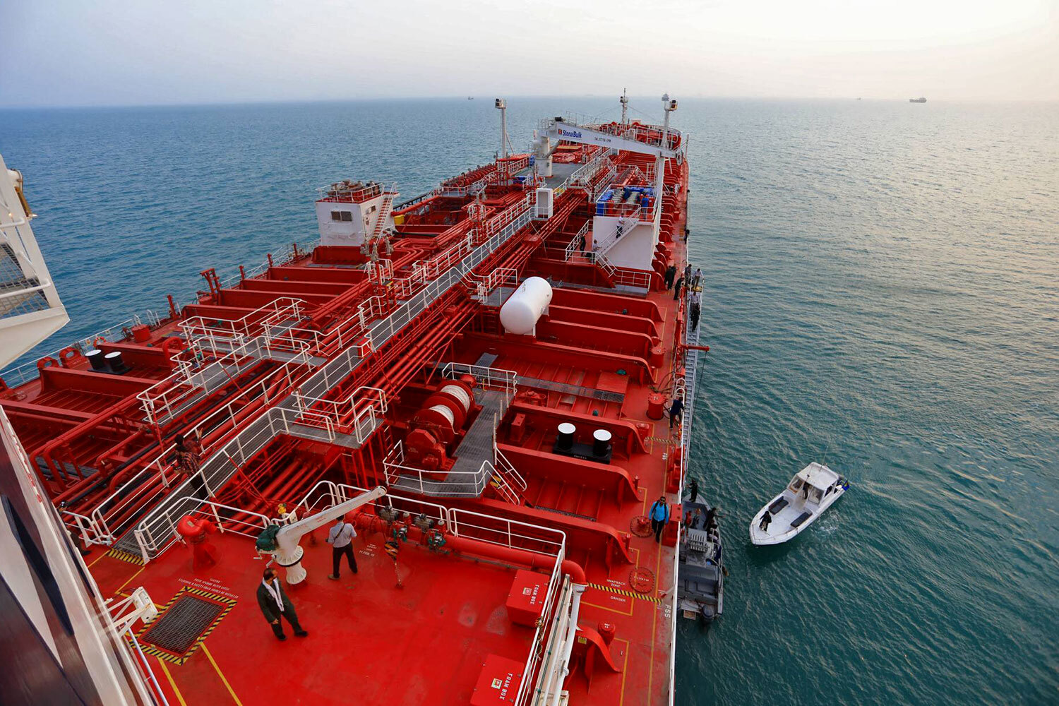 Из-за международных санкций поставки Ирана на мировые рынки сильно ограничены (при добыче в 3-4 млн баррелей в сутки они остаются в диапазоне 1,5-1,8 млн баррелей). В разные годы крупнейшими покупателями местного сырья считались Китай, Индия, Япония, Южная Корея и Турция. В то же время Тегеран стал важным поставщиком нефтепродуктов в Афганистан, в том числе ввозит туда бензин для заправки.