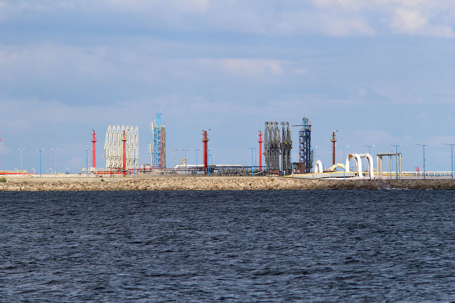 Крупнейшие экспортные терминалы Ирана находятся на островах Персидского залива Харк, Лаван и Сирри. Примерный маршрут местной нефти выглядит таким образом: иранские танкеры отвозят сырье к территориальным водам Малайзии или Сингапура и там перегружают его на свободные от санкций суда, которые доставляют товар в порты Китая. Такие партии продают китайцам с ощутимыми скидками (в сравнении с Brent), а расчеты ведутся в юанях. По информации СМИ, Тегеран также практикует обмен на продукты питания и необходимые товары. В итоге некоторые эксперты говорят, что нынешние израильско-американские атаки на Иран направлены не только против самой страны, но и на пользовавшийся выгодными условиями Китай (так называемый прокси-конфликт).