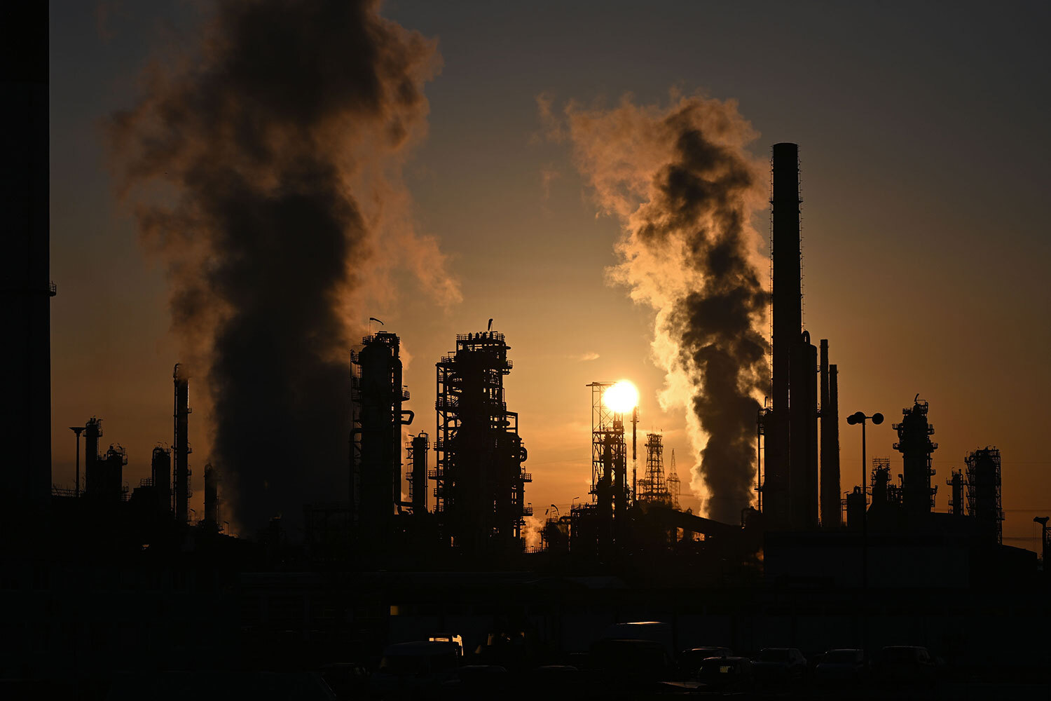 Нефтяная промышленность Ирана развивается, но не реализует потенциал полностью, поскольку годами находится под негативным влиянием международной политики. Наиболее заметными ударами стали санкции, введенные после Исламской революции (1979) и Ирано-иракской войны (1980), конфликт в Сирии (сирийские НПЗ считались крупными покупателями вплоть до начала гражданской войны в 2011-м) и преследования администрации президента США Дональда Трампа. В свой первый срок американский лидер возобновил ограничения, снятые его предшественником Бараком Обамой в рамках «ядерной сделки», а во второй – ввел пошлины для торговых партнеров Ирана в 25% и атаковал Тегеран совместно с Израилем.