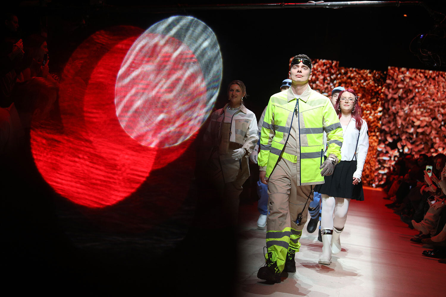 Индустриальный показ рабочей униформы организован агентством Braining Group. За его стилизацию отвечали стилисты Миша и&nbsp;Китти, ставшие известными после работы с телеведущими Ксенией Собчак и Марией Миногаровой.