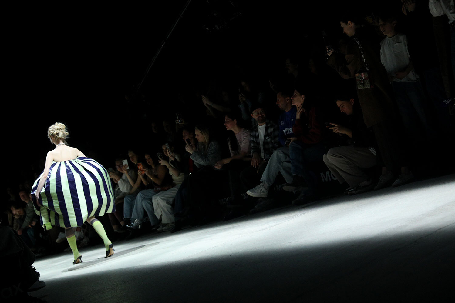 В течение шести дней в Москве пройдет свыше 80 показов. В первые дни в Манеже замечены не только простые россияне, но и профессионалы модной индустрии – например, редактор глянца Эвелина Хромченко и стилист&nbsp;Александр Рогов.