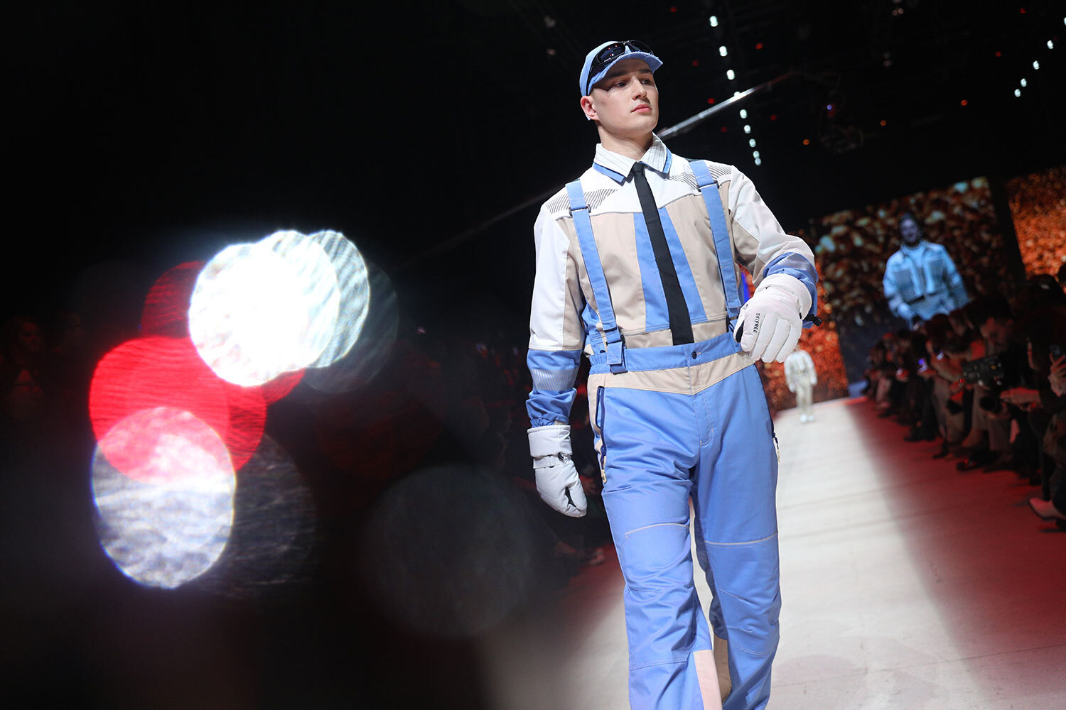 Во время индустриального показа свои работы продемонстрировали российские дизайнеры Илья Мигмун, Игорь Андреев и Женя Михайлова. 