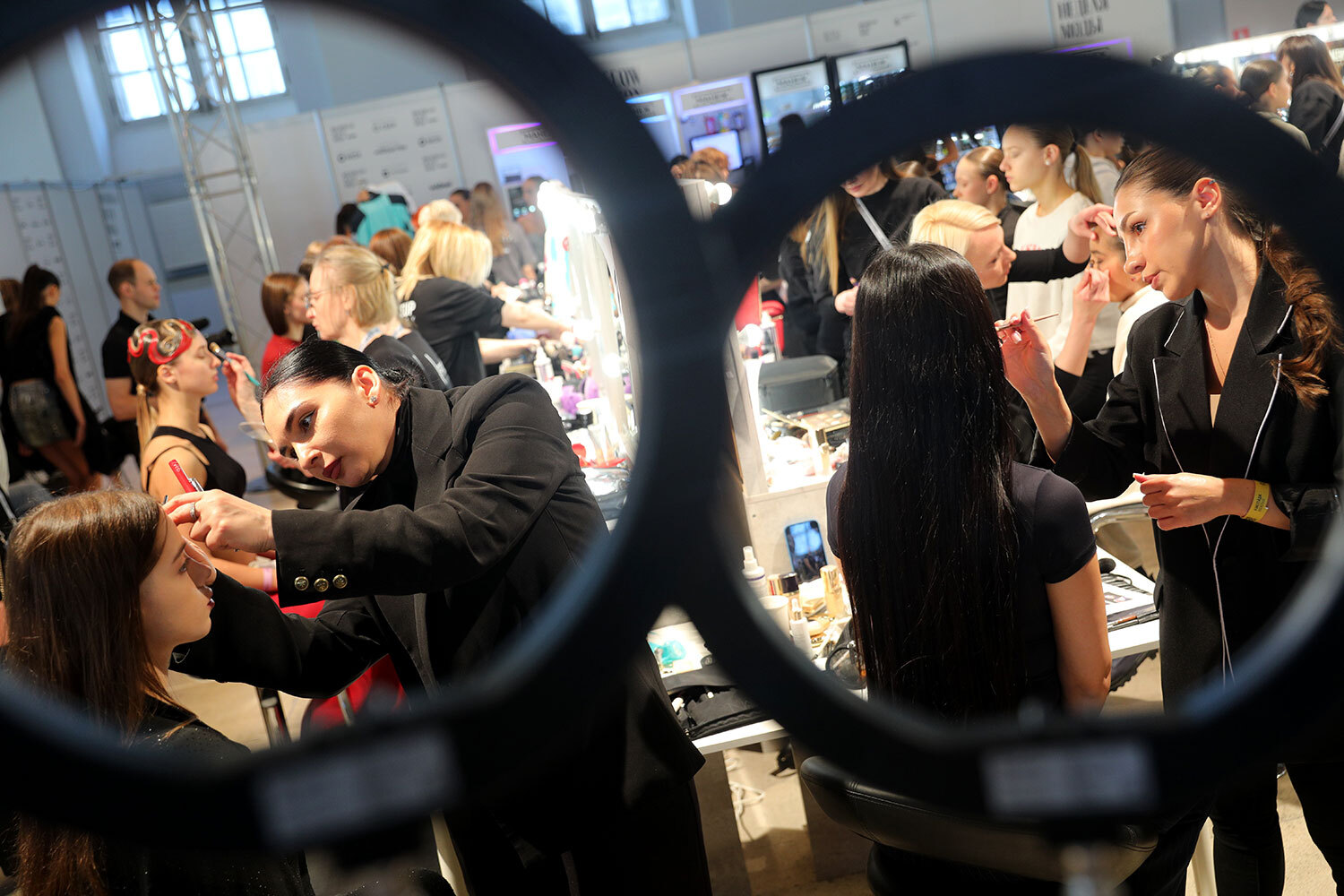 В Москву приглашены около 300 дизайнеров из разных регионов России. Вместе с ними показы проводят марки из Китая, Турции и Испании.&nbsp;