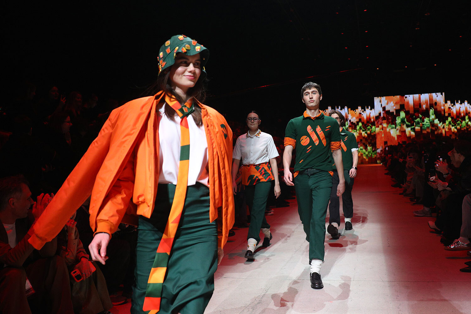 Во время индустриального показа на подиуме продемонстрировали модные капсулы, созданные на&nbsp;основе рабочей униформы компаний X5, «Вкусно&nbsp;– и&nbsp;точка» (на фото), «Северсталь» и&nbsp;СИБУР.&nbsp;