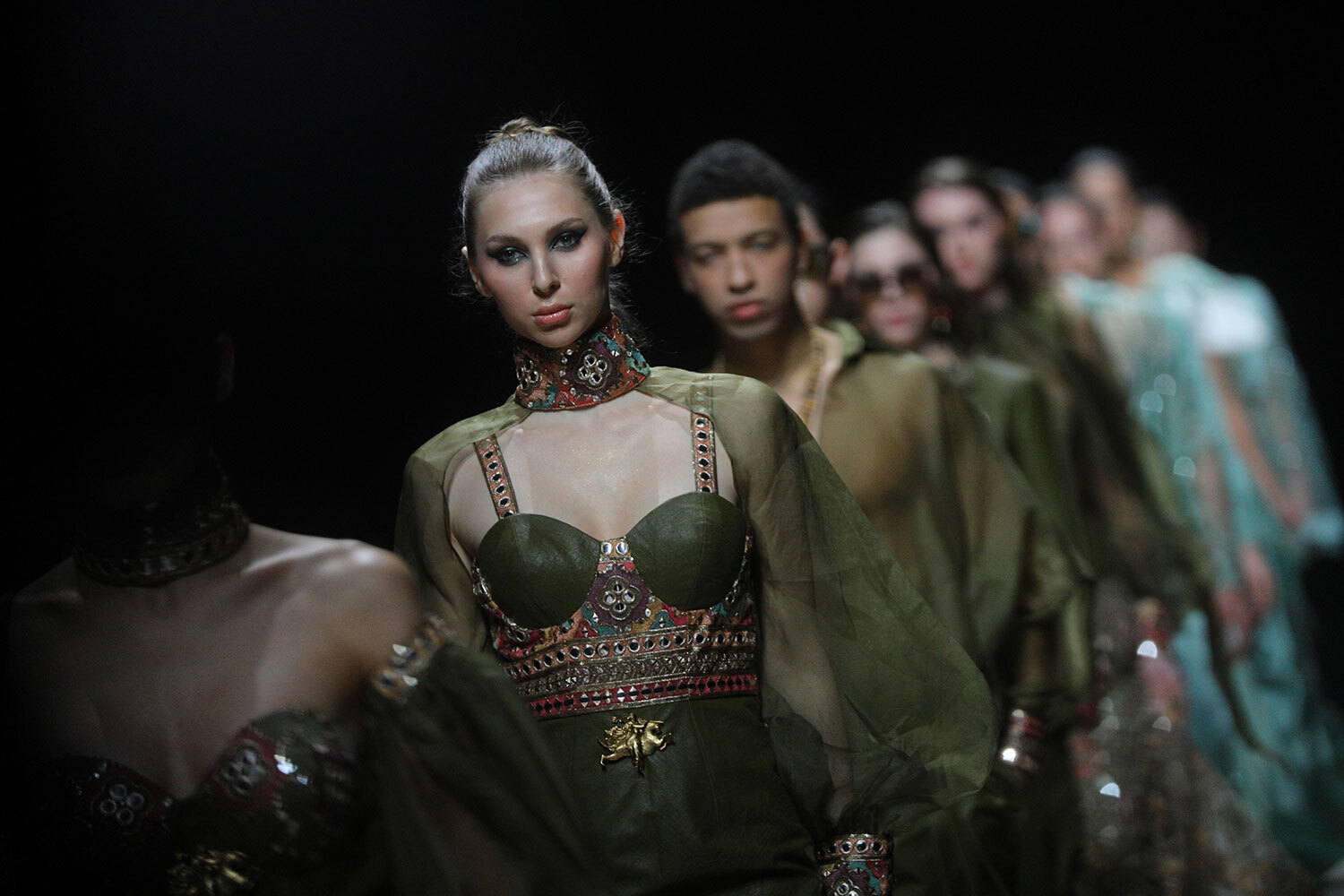 Кульминацией первого дня Московской недели моды стали показы Саши Барбакова, который вдохновился советскими годами, Лалы Талышхановой, продемонстрировавшей конструктивизм, и Алены Ахмадуллиной.