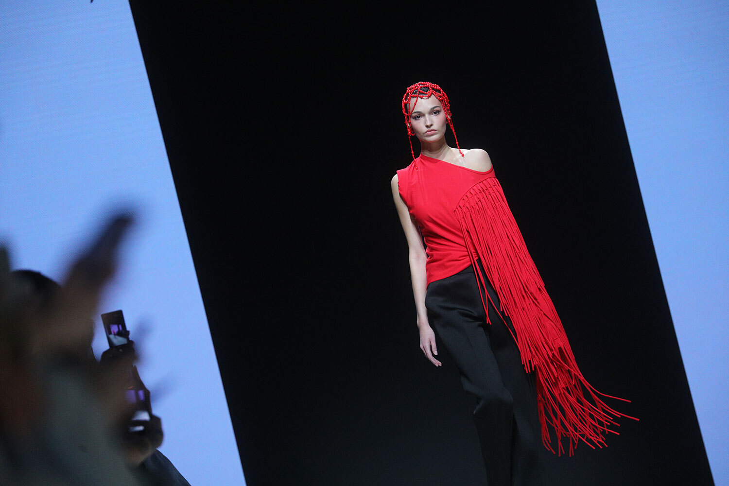 В Манеже по традиции организовали открытый лекторий для дизайнеров и экспертов индустрии, где инвестиционные фонды и торговые сети рассказывают о масштабировании предприятий и возможностях для молодых специалистов.