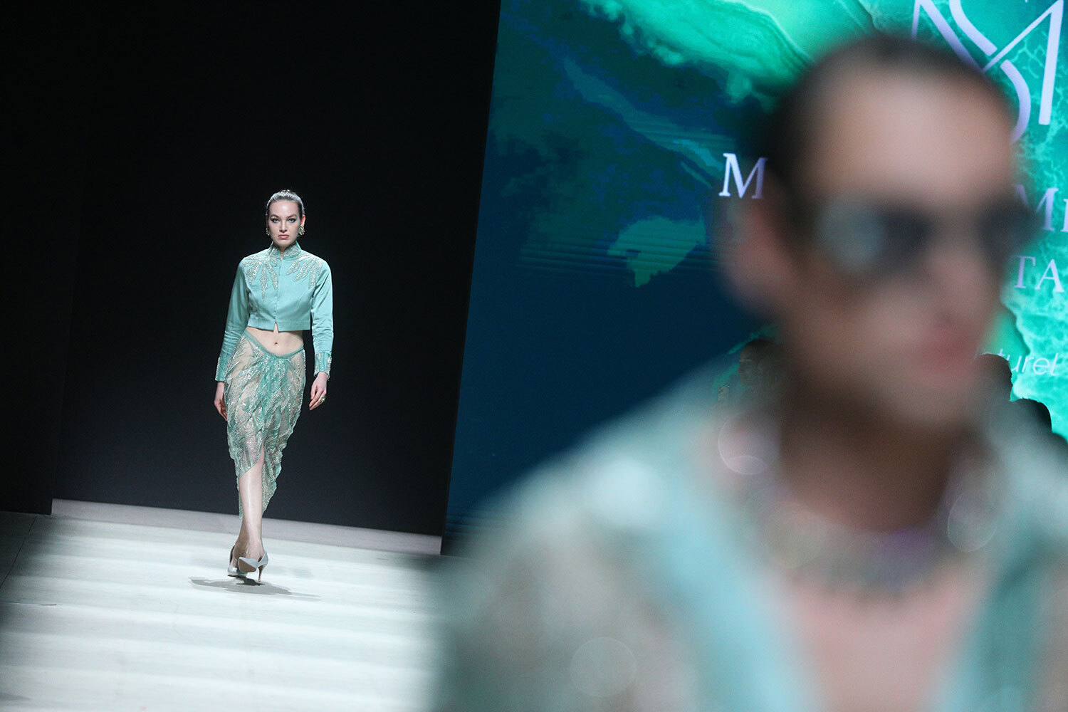 После первых показов глянцевые издания сообщили, что модельеры этой весной предлагают россиянкам витиеватые наряды и пастельные оттенки.