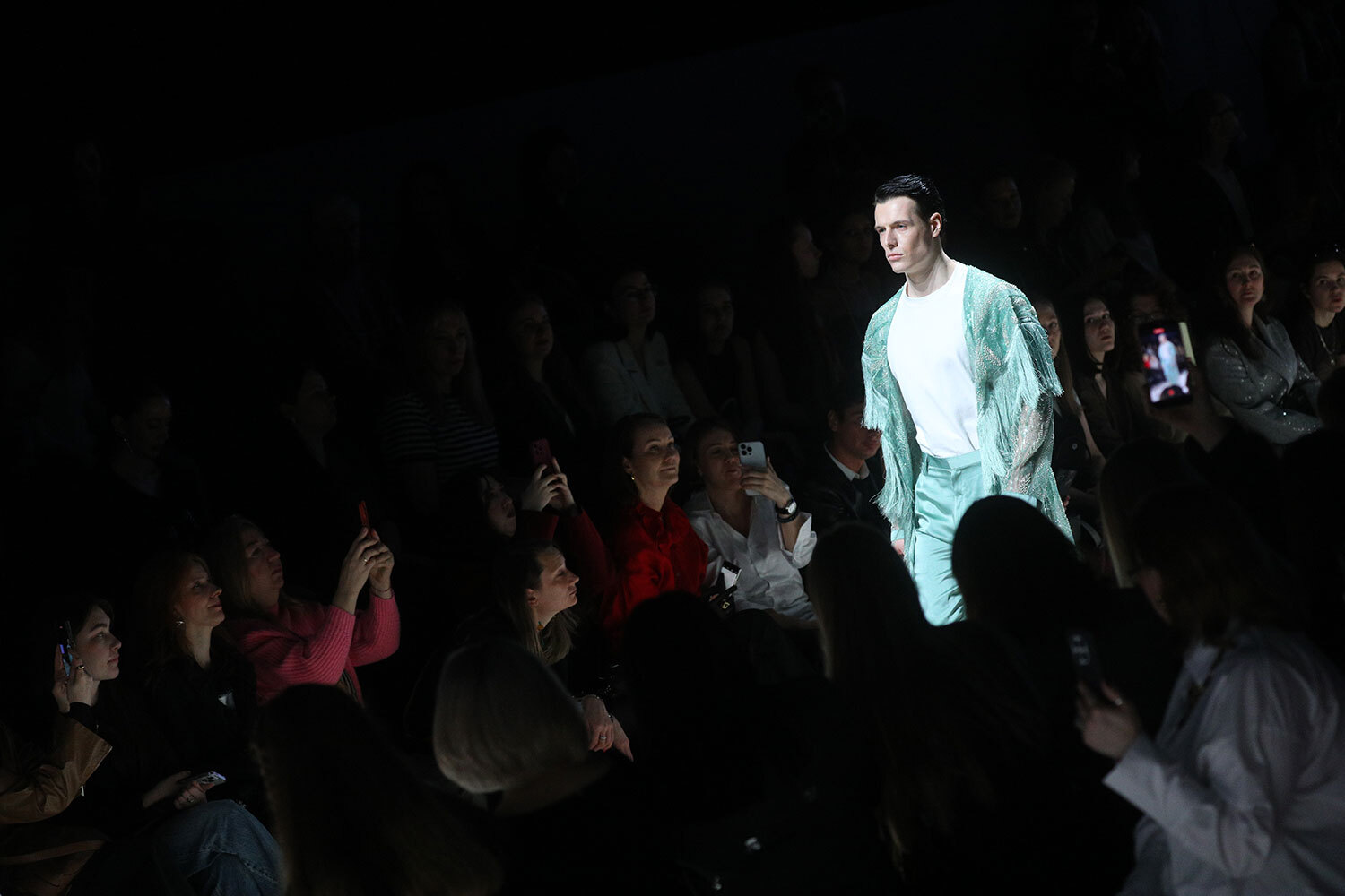 Параллельно с показами в Манеже работает модный маркет, где посетители могут приобрести отечественные наряды. Этой весной в пространстве впервые заработали ИИ-примерочные.&nbsp;