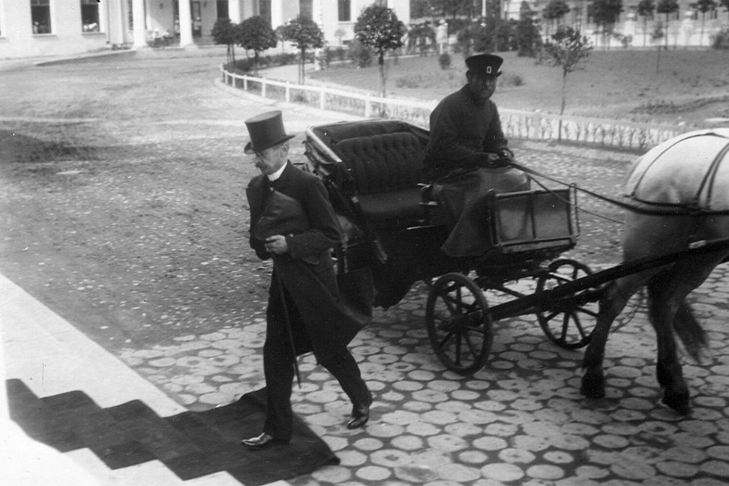 6 августа 1905 г. император подписал Манифест об учреждении Государственной думы как законосовещательного органа. Однако после Октябрьской политической стачки был издан новый Манифест, который превратил ее в законодательный орган. Документ от 20 февраля 1906 г. определил порядок взаимодействия новых институтов: Дума стала нижней палатой парламента, а Государственный совет – верхней.