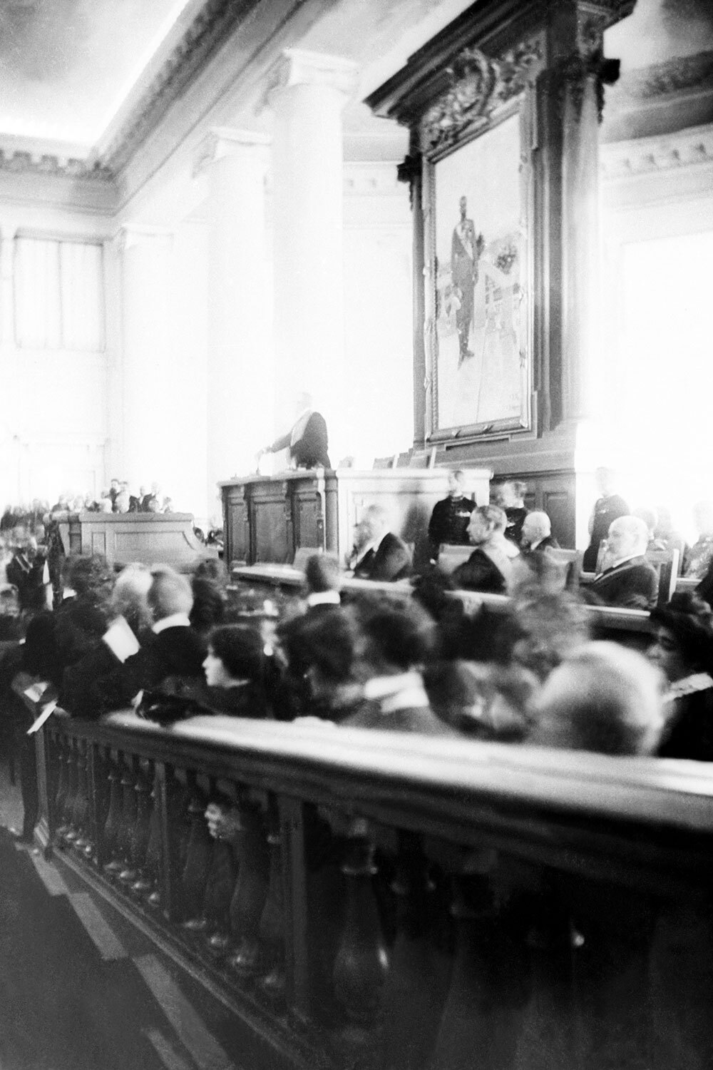 Закон о выборах был опубликован 11 декабря 1905 г. Голосование проводилось по сложной системе. Избиратели делились на четыре курии – землевладельческую, городскую, крестьянскую и рабочую. Один выборщик в первой курии представлял 2 000 избирателей, во второй – 4 000, в третьей – 30 000, наконец, в четвертой – 90 000. Процесс был сложным и многоэтапным: в землевладельческой и городской куриях выборы были двухстепенными, в рабочей – трехстепенными, а в крестьянской – четырехстепенными.На фото: первый председатель Госдумы Сергей Муромцев (на трибуне).