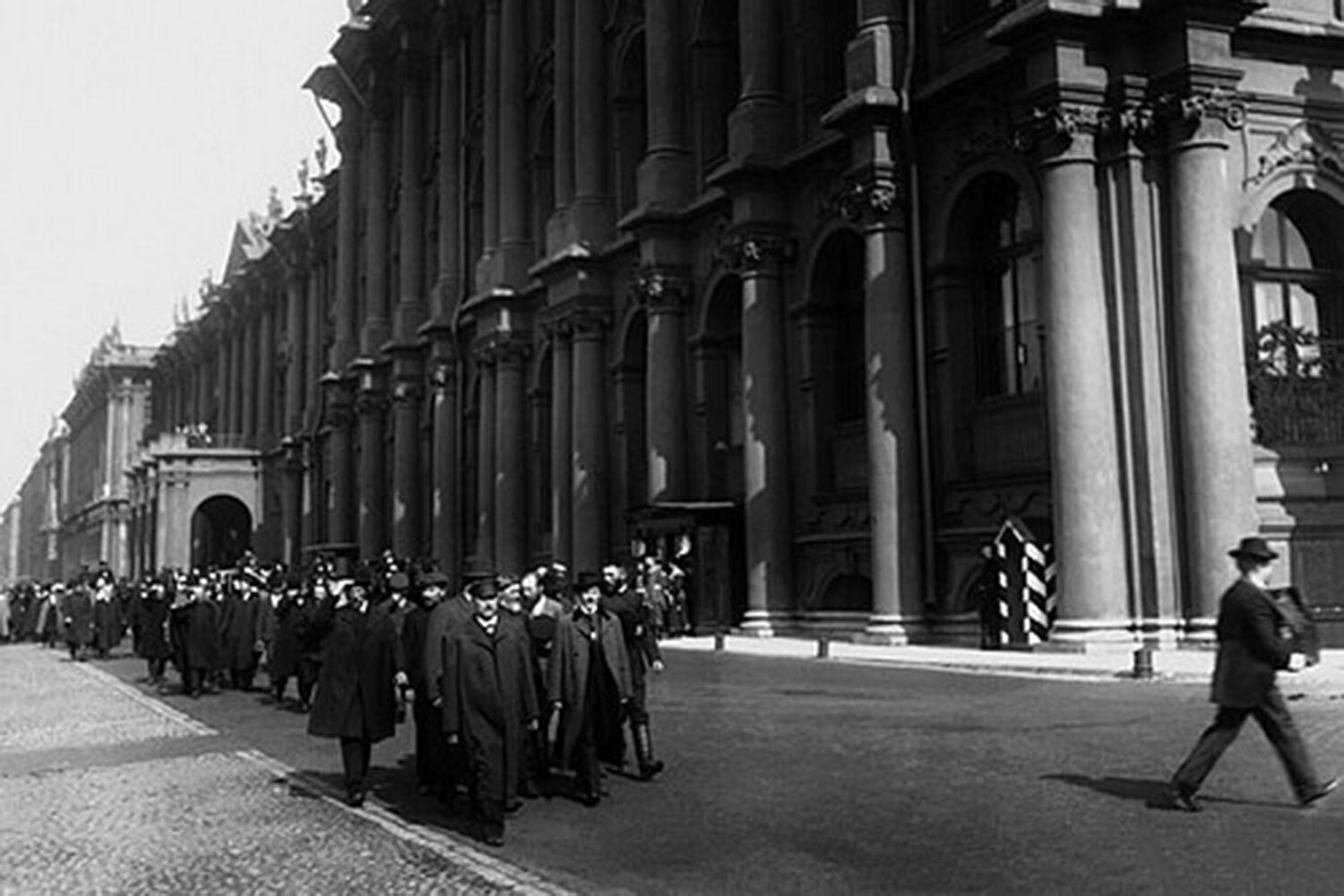 Агитация велась через прессу, избирательные листки, собрания. Кадеты использовали социологические опросы и наблюдателей. Само голосование проходило без бюллетеней: выборщики опускали в урну белый шар за понравившегося кандидата и черный – за противного. После закрытия съезда избирательная комиссия пересчитывала шары, за процессом следили журналисты.На фото: члены Госдумы выходят из Зимнего дворца после приема у Николая II. 