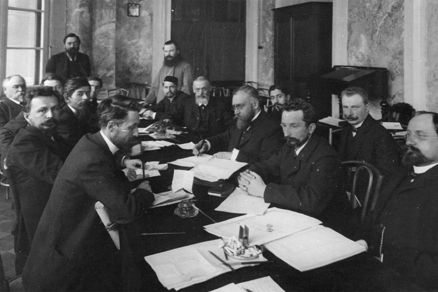 Первая Государственная дума просуществовала 72 дня – с 27 апреля по 8 июля 1906 г. 8 июля Николай II принял решение о роспуске органа. Депутаты пришли в Таврический дворец на очередное заседание и обнаружили запертые двери. На столбе висел манифест за подписью царя, в котором утверждалось, что Дума, призванная «вносить спокойствие» в общество, лишь «разжигает смуту».