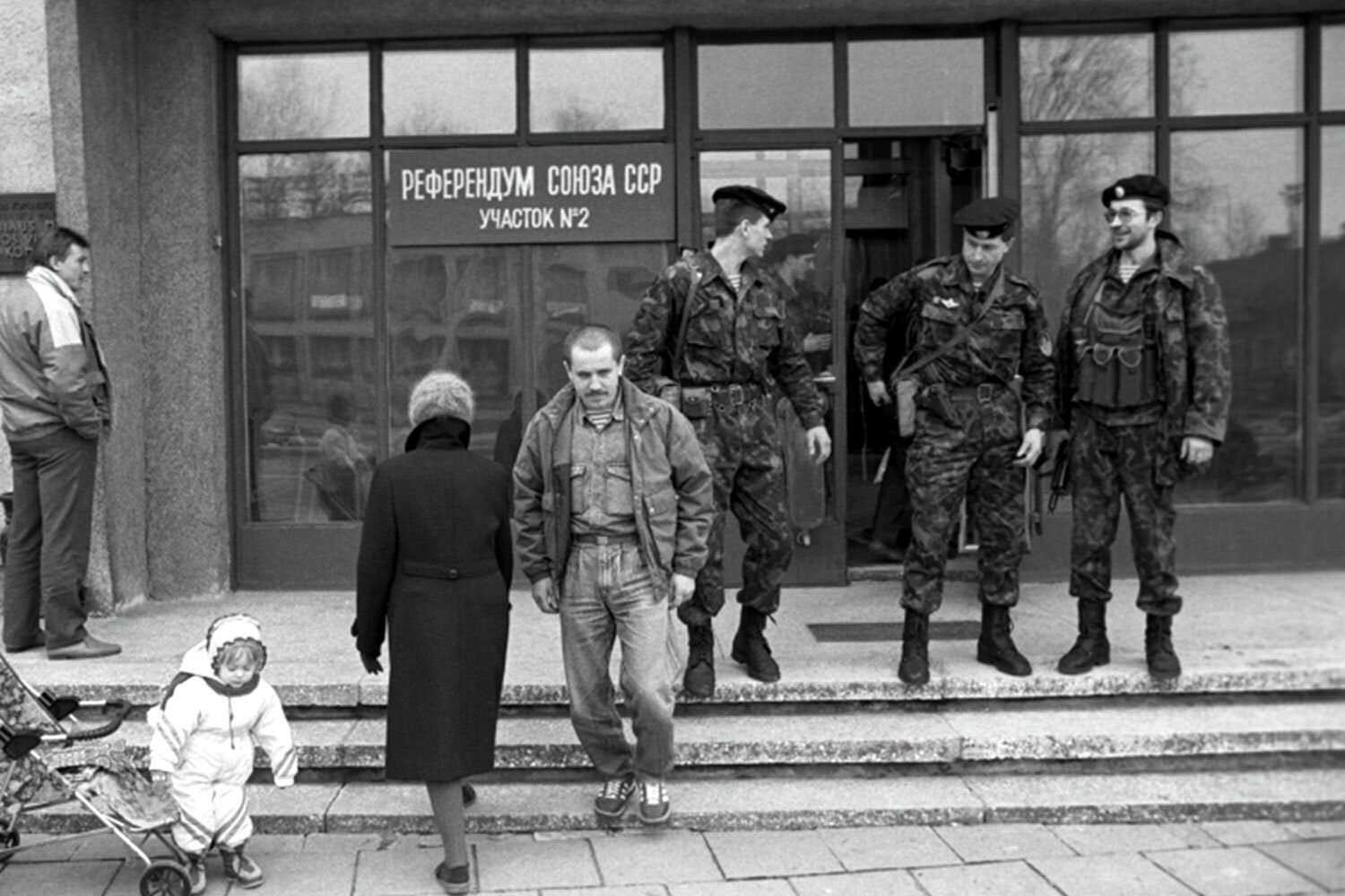 17 марта 1991 г. состоялся референдум о сохранении СССР, на котором гражданам предложили свободно выразить свое мнение о будущем страны. В случае голосования за сохранение Советов республики планировали перезаключить Союзный договор и сосуществовать на правах широкой автономии.Решение о проведении первого и единственного в советской истории всесоюзного референдума принял IV Съезд народных депутатов еще в декабре 1990 г. Президент СССР Михаил Горбачев говорил, что он необходим, «чтобы каждый гражданин [самостоятельно] высказался “за” или “против” Союза суверенных государств на федеративной основе». Главной особенностью референдума стало то, что республики и регионы получили право вынести на голосование свои собственные проблемы и вопросы. Например, в РСФСР решали, нужен ли отдельный пост президента республики.